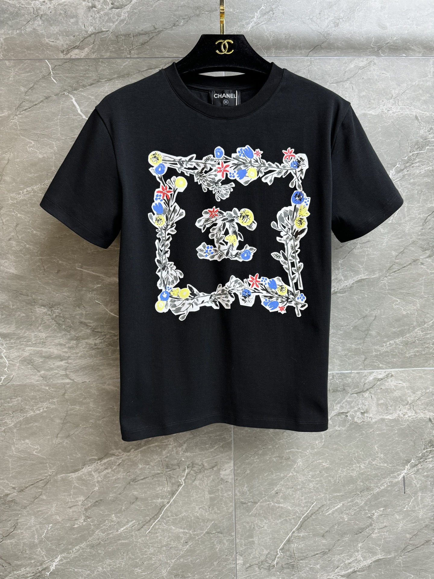 NO:733359,New arrivals for early spring, Xiangjia floral print T-shirt, new for spring and summer 2025, round neck design, double C floral print pattern, exquisite, fashionable and age-reducing, customized pure cotton fabric, comfortable and breathable, normal fit, slim and elegant upper body, complete trademarks, sizes SML, chanel, tees, t-shirt,19860909早春新款上新啦 香家花卉印花T恤 2025春夏新品 圆领领口设计 双C花卉印花图案 精致时髦减龄 定制纯棉面料 舒适透气 正常版型 上身显瘦又气质 商标齐全 尺码SML,,chanel,tees，t-shirt,,Women's clothing