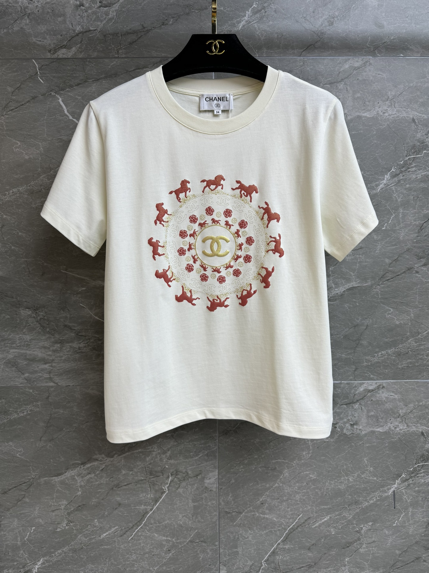 NO:733353,New arrivals for early spring. Xiangjia Year of the Horse printed T-shirt. New for spring and summer 2026. Round neck design. New Year limited three-dimensional double C printing pattern. Exquisite, fashionable and high-end. Imported pure cotton fabric. Comfortable and skin-friendly. Normal fit. The upper body is slim and versatile. Complete trademarks. Sizes SML, chanel, tees, t-shirt,19860909早春新款上新啦 香家马年印花T恤 2026春夏新品 圆领领口设计 新年限定立体双C印花图案 精致时髦高级 进口纯棉面料 舒适亲肤 正常版型 上身显瘦又百搭 商标齐全 尺码SML,,chanel,tees，t-shirt,,Women's clothing