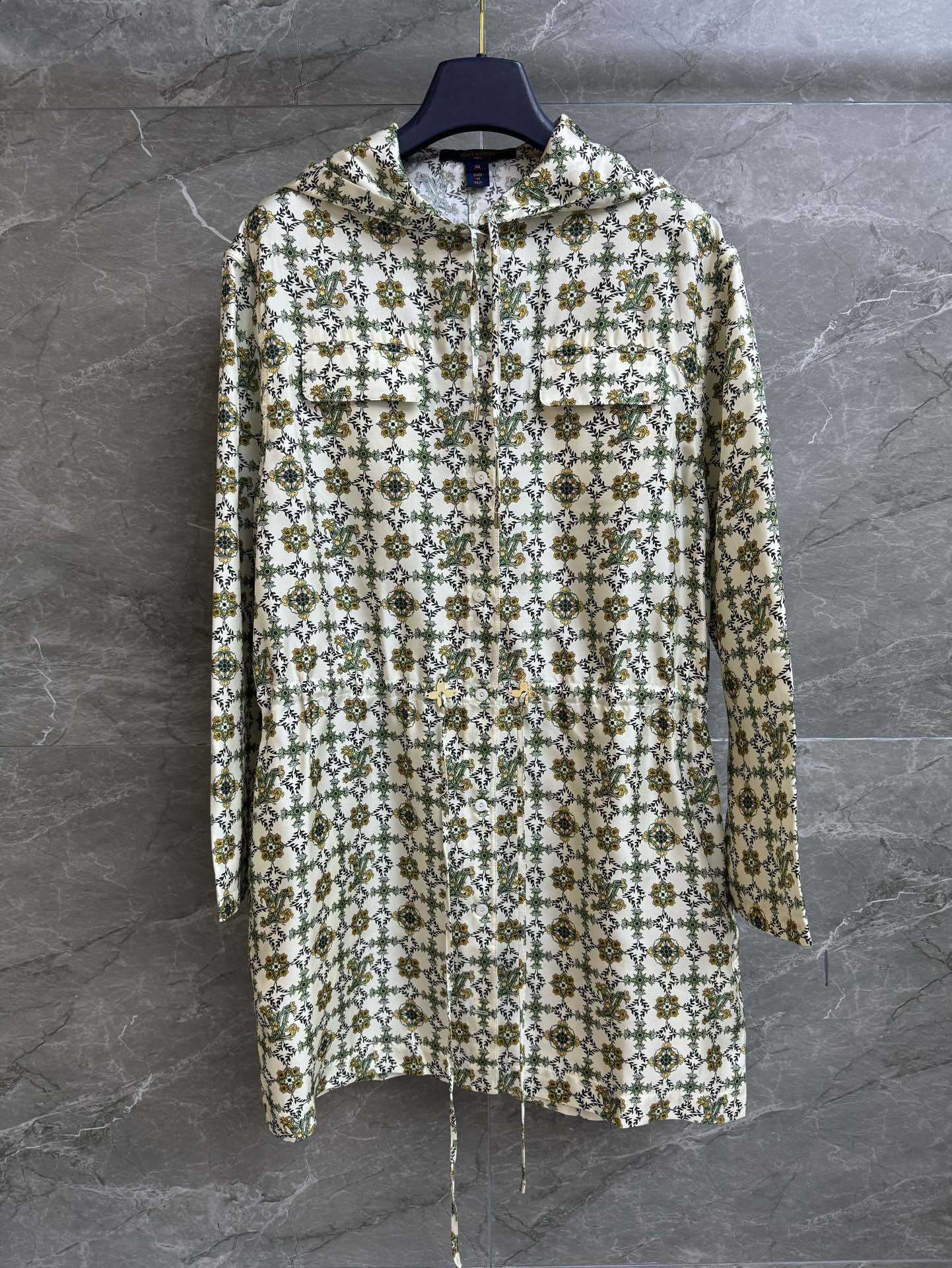 NO:735588,New styles for early spring are available. L family printed silk jacket 2026 early spring series. Hooded single-breasted design. Adjustable waist drawstring. Presbyopic floral print pattern. Casual, fashionable and advanced. Customized twill silk fabric. Loose fit. The upper body is slim and versatile. Complete trademarks. Sizes SML, louis vuitton, jackets & coats, real silk, hats,19860909早春新款上新啦 L家印花真丝外套 2026早春系列 连帽单排扣设计 腰部抽绳可调节收腰 老花花卉印花图案 休闲时髦高级 定制斜纹真丝面料 宽松版型 上身显瘦又百搭 商标齐全 尺码SML,,louis vuitton,jackets & coats,real silk,hats,,Women's clothing