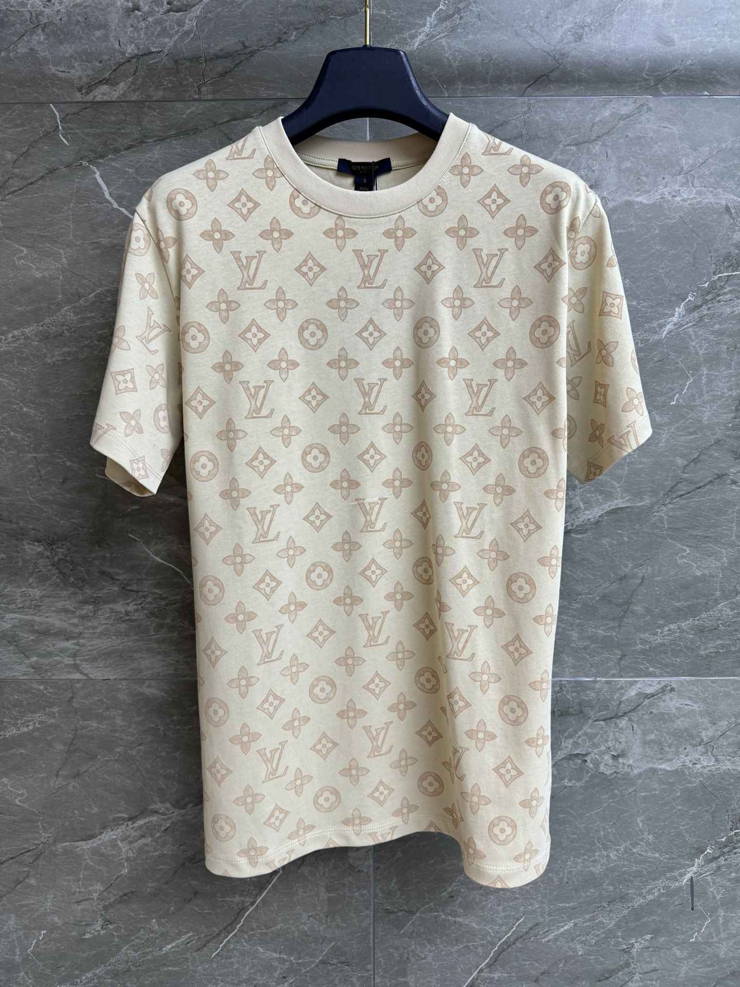 NO:735617,New arrival in early spring. L family presbyopia printed T-shirt 2026 new arrival in early spring. Round ribbed neckline. Fully printed presbyopia logo pattern. Fashionable and high-end apricot color. Customized cotton fabric. Comfortable and breathable. Normal fit. The upper body looks slim and elegant. Complete trademarks. Sizes SML, louis vuitton, tees, t-shirt,19860909早春新款上新啦 L家老花印花T恤 2026早春新品 圆领罗纹领口 满印老花logo图案 杏色配色时髦高级 定制棉质面料 舒适透气 正常版型 上身显瘦又气质 商标齐全 尺码SML,,louis vuitton,tees，t-shirt,,Women's clothing