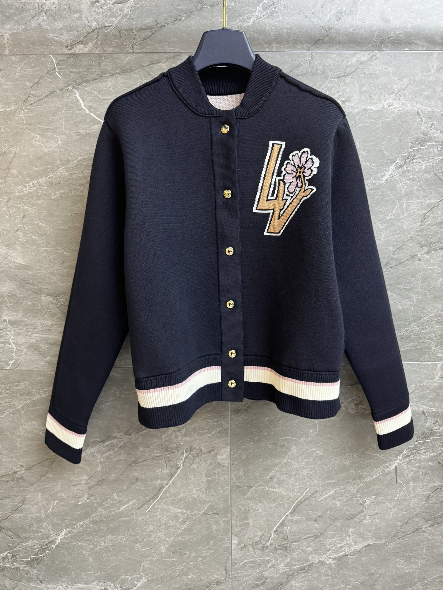 NO:735612,The high version has been shipped. L's knitted baseball jacket 2026 early spring series. Stand-up collar design. Letter floral jacquard pattern embellishment. Fashionable and advanced. Wool blended knitted fabric. Comfortable and crisp. Short loose fit. The upper body is slim and elegant. Complete trademarks. Sizes sml, Louis Vuitton, jackets & coats,19860909高版本出货啦 L家针织棒球夹克 2026早春系列 立领领口设计 字母花卉提花图案点缀 时髦高级 羊毛混纺针织面料 舒适挺括 短款宽松版型 上身显瘦又气质 商标齐全 尺码sml,,louis vuitton,jackets & coats,,Women's clothing