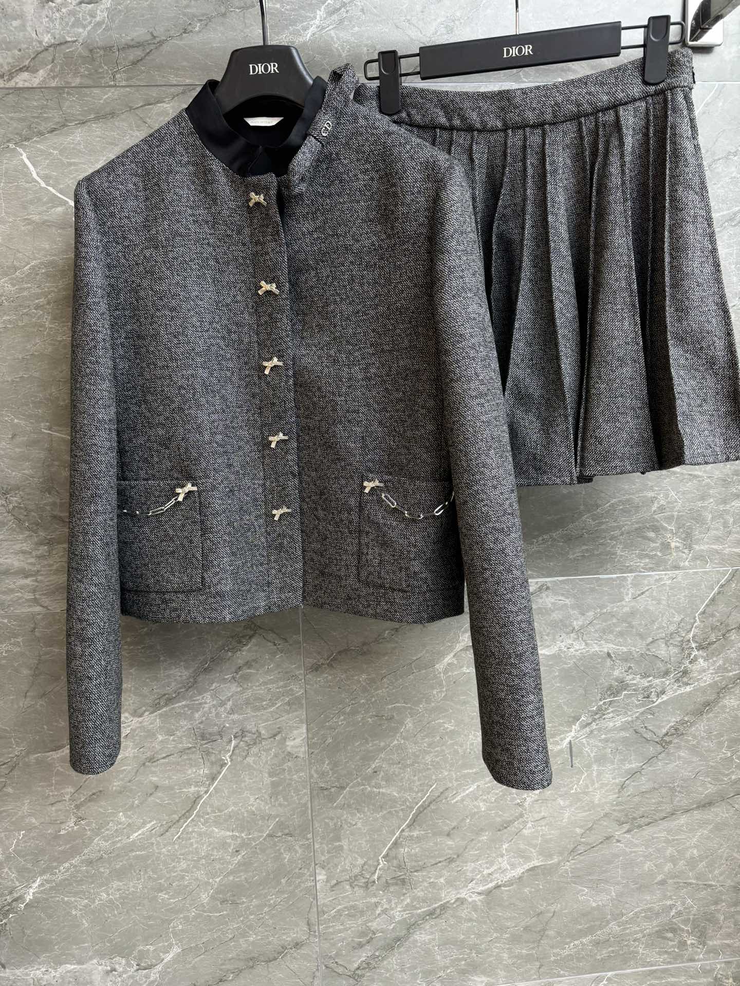 NO:737292,The new style for early spring is new. D's gray butterfly button suit 2026 early spring series. Stand-up collar short jacket with A-line pleated skirt. Bow buckle decorative embellishment. Exquisite and fashionable to reduce age. Customized wool tweed fabric. Full sense of high-end. A set of upper body can instantly turn into a rich man. Complete trademarks. Sizes SML, dior, skirts, jackets & coats,19860909早春新款上新啦 D家灰色蝴蝶扣套装 2026早春系列 立领短款外套搭配A字百褶裙 蝴蝶结扣装饰点缀 精致时髦减龄 定制羊毛粗花呢面料 满满的高级感 一套上身秒变豪门千金 商标齐全 尺码SML,,dior,skirts,jackets & coats,,Women's clothing