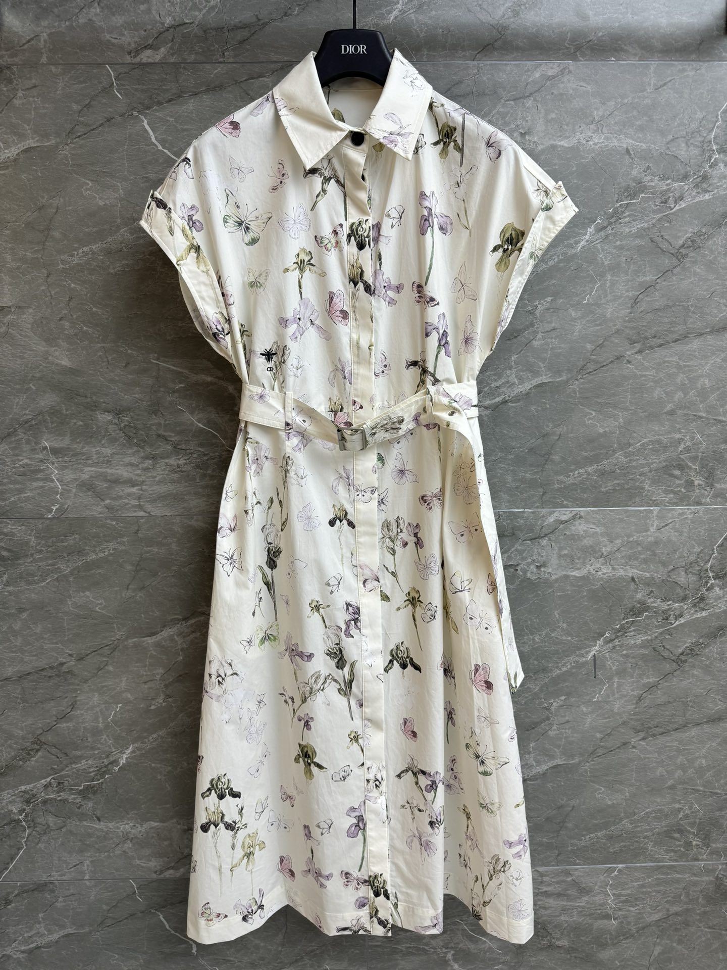 NO:735608,New arrival for early spring. D family butterfly print dress 2026 early spring series. Lapel neck design. Multi-color butterfly print pattern. CD bee embroidery embellishment. Elegant and romantic. Imported cotton fabric. Comfortable and breathable. A-hem waist dress style. Equipped with same-color belt. The upper body looks slim and elegant. Complete trademarks. Sizes SML, dior, skirts,19860909早春新款上新啦 D家蝴蝶印花连衣裙 2026早春系列 翻领领口设计 多色蝴蝶印花图案 CD蜜蜂刺绣点缀 优雅浪漫 进口棉质面料 舒适透气 A摆收腰连衣裙版型 配有同色系腰带 上身显瘦又气质 商标齐全 尺码SML,,dior,skirts,,Women's clothing