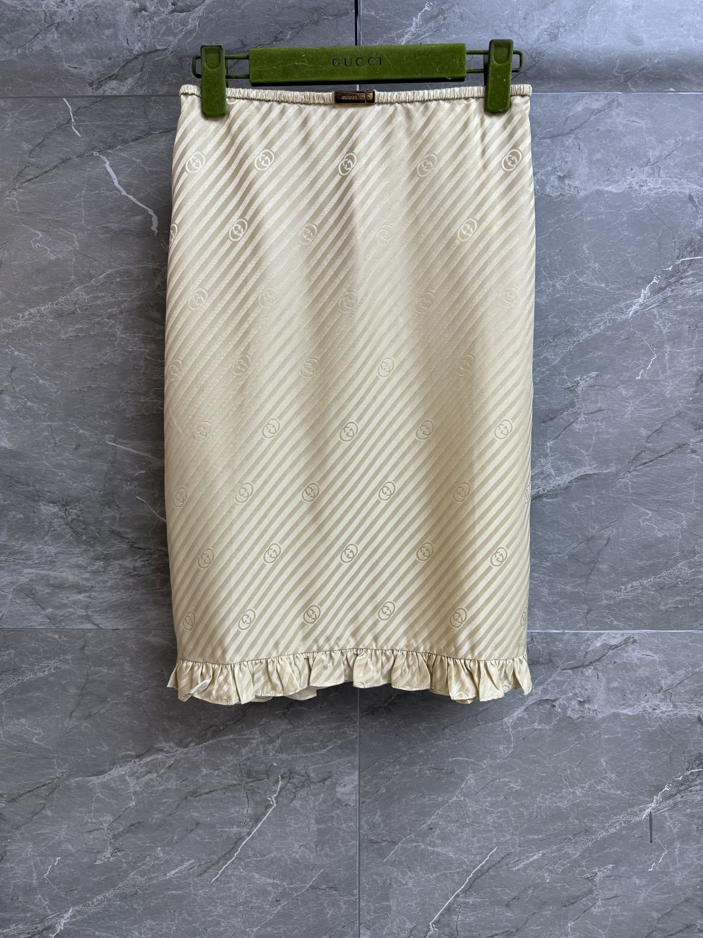 NO:736344,New styles for early spring are available!  G jacquard silk skirt 2026 early spring series Elastic elastic waist Hem earring design Champagne gold GG jacquard pattern Fashionable and advanced Customized twill silk fabric Skin-friendly and comfortable Super texture Skirt version The upper body is slim and elegant Complete trademarks Sizes SML, gucci, skirts, real silk,19860909早春新款上新啦！ G家提花真丝半裙 2026早春系列 松紧弹力腰头 下摆木耳边设计 香槟金GG提花图案 时髦高级 定制斜纹真丝面料 亲肤舒适 超有质感 半身裙版型 上身显瘦又气质 商标齐全 尺码SML,,gucci,skirts,real silk,,Women's clothing