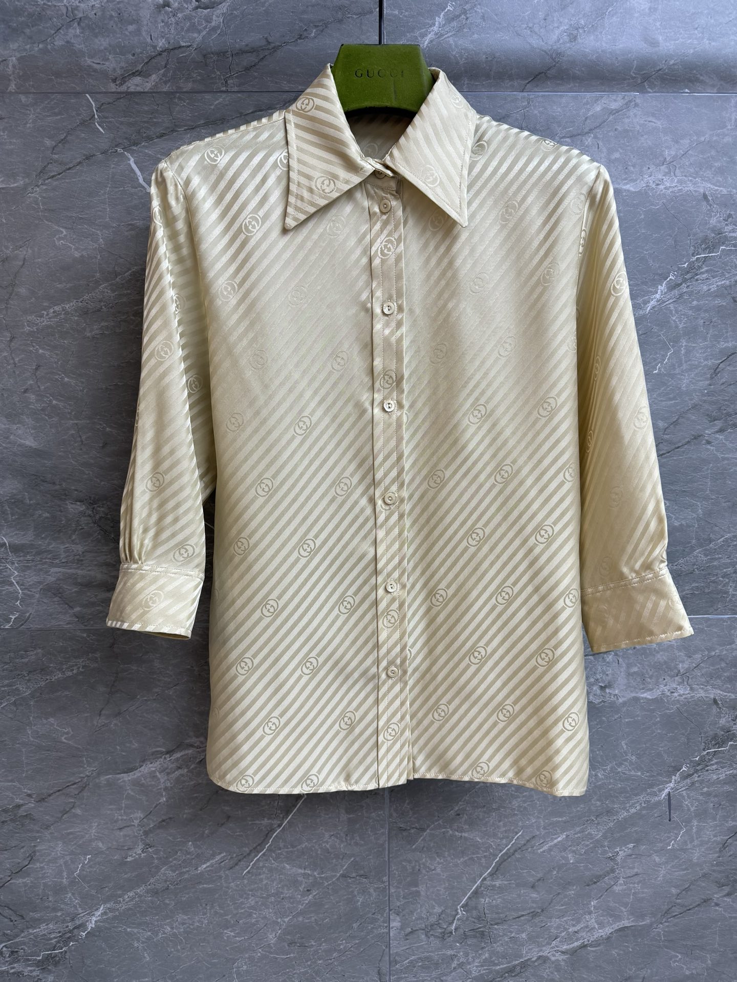 NO:736339,New styles for early spring are available!  G jacquard silk shirt 2026 early spring series Single-breasted lapel design Champagne gold GG jacquard pattern Fashionable and high-end Customized twill silk fabric Skin-friendly and comfortable Super texture Normal version The upper body looks slim and elegant Complete trademarks Sizes SML, gucci, shirts, real silk,19860909早春新款上新啦！ G家提花真丝衬衫 2026早春系列 翻领单排扣设计 香槟金GG提花图案 时髦高级 定制斜纹真丝面料 亲肤舒适 超有质感 正常版型 上身显瘦又气质 商标齐全 尺码SML,,gucci,shirts,real silk,,Women's clothing