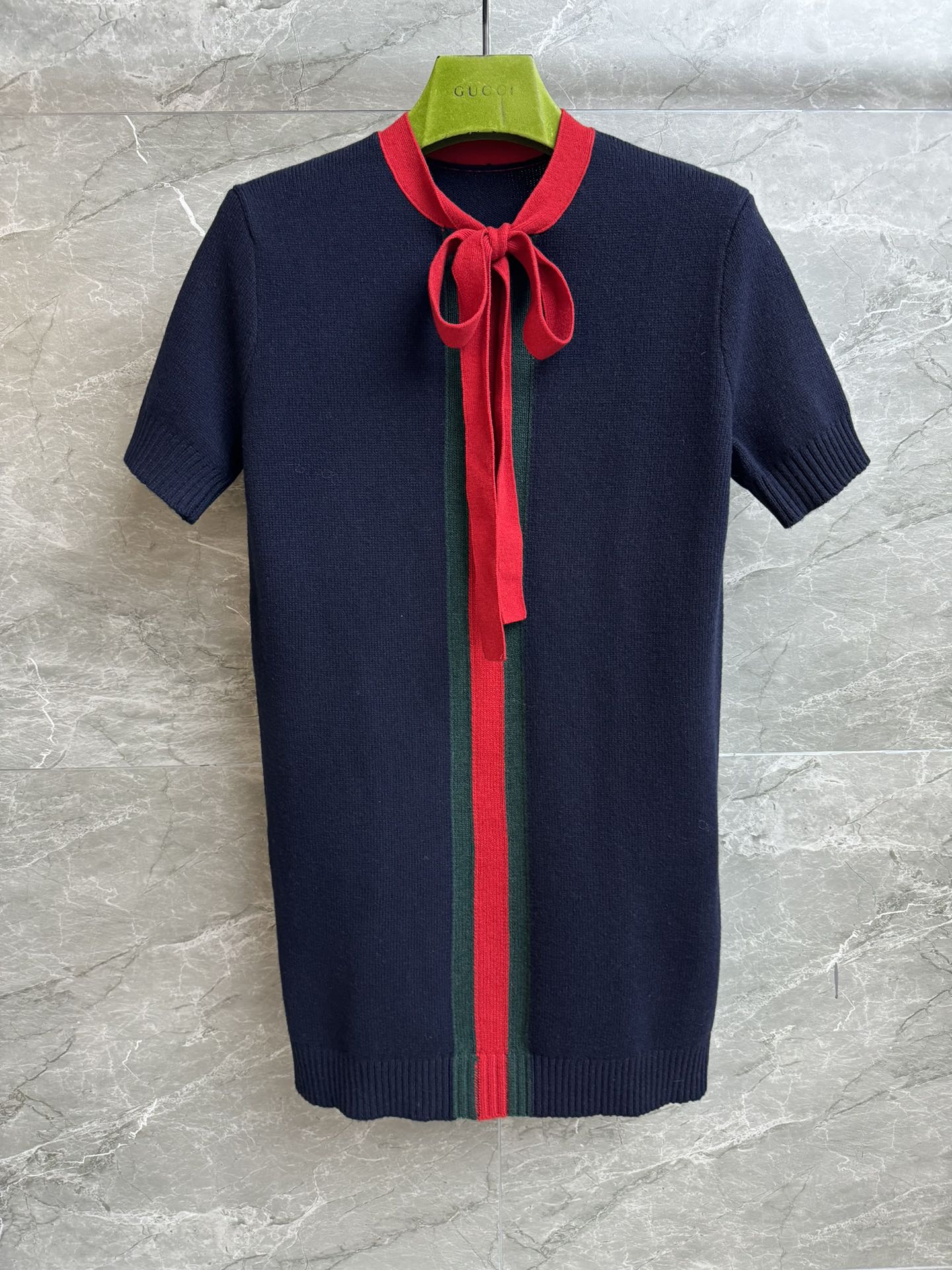 NO:735600,The new model for early spring has been shipped. G family bow knitted skirt 2026 early spring series. Bow tie neckline. Contrast color splicing design. Red and green webbing intarsia decoration. Exquisite, fashionable and age-reducing. Wool cashmere knitted fabric. Soft and comfortable. Normal fit. The upper body is slim and elegant. Complete trademarks. Sizes SML, gucci, skirts,19860909早春新款出货啦 G家蝴蝶结针织裙 2026早春系列 蝴蝶结系带领口 撞色拼接设计 红绿织带嵌花装饰 精致时髦减龄 羊毛羊绒针织面料 柔软舒适 正常版型 上身显瘦又气质 商标齐全 尺码SML,,gucci,skirts,,Women's clothing