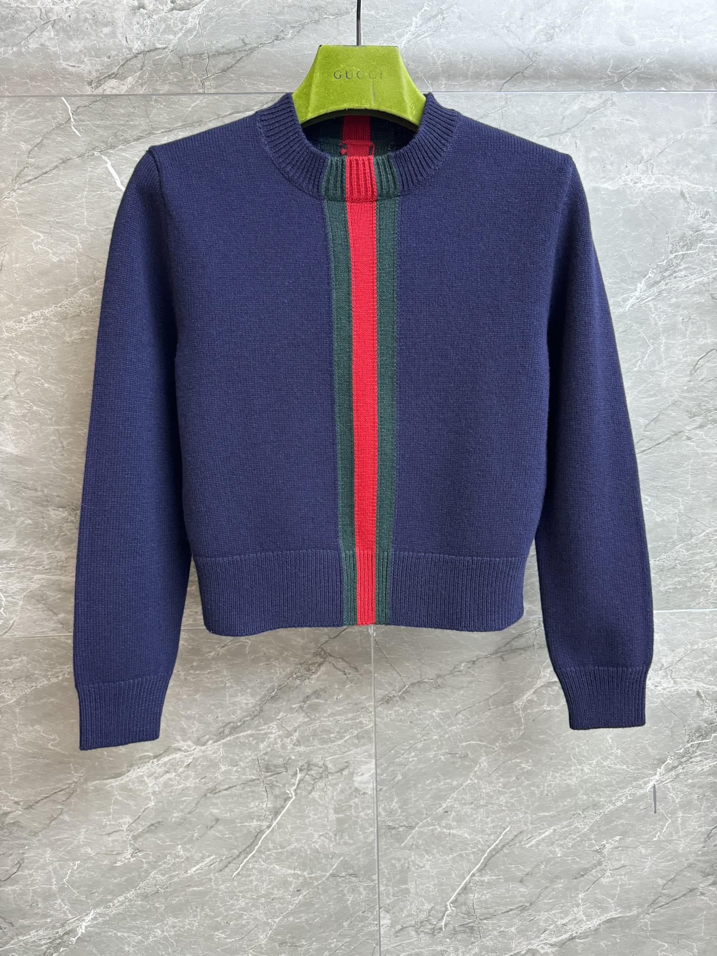 NO:735586,The new model for early spring has been shipped. G Home Decoration Web short sweater 2026 early spring series. Round ribbed neckline. Contrast color splicing design. Red and green webbing intarsia decoration. Casual, fashionable and age-reducing. Wool and cashmere knitted fabric. Soft and comfortable. Short version. The upper body is slim and versatile. Complete trademarks. Sizes SML, gucci, sweaters,19860909早春新款出货啦 G家饰织带短毛衣 2026早春系列 圆领罗纹领口 撞色拼接设计 红绿织带嵌花装饰 休闲时髦减龄 羊毛羊绒针织面料 柔软舒适 短款版型 上身显瘦又百搭 商标齐全 尺码SML,,gucci,sweaters,,Women's clothing