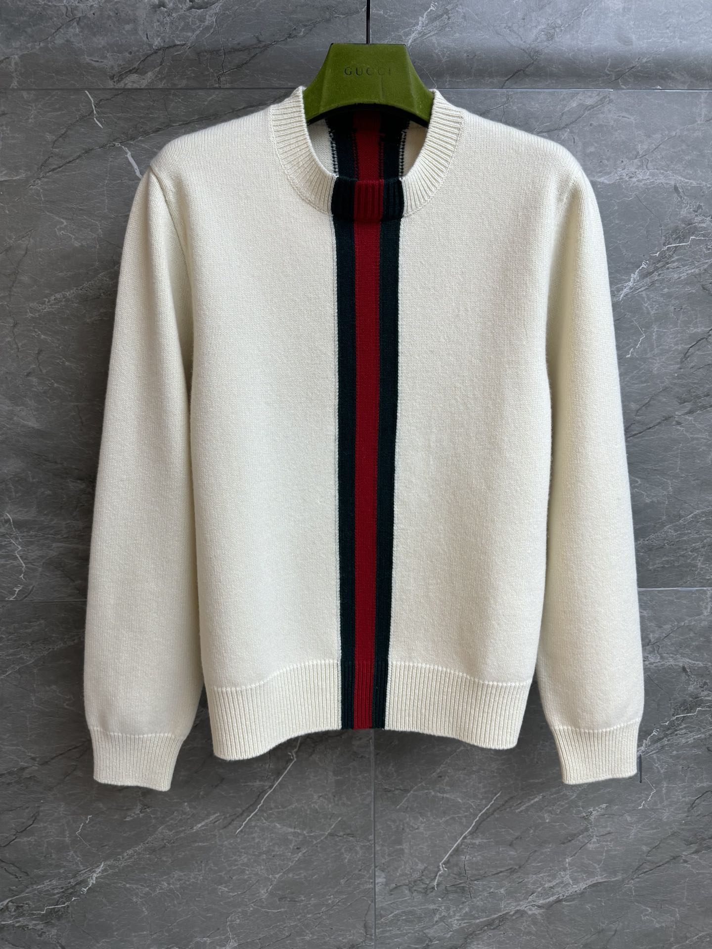 NO:735582,The new model for early spring has been shipped. G Home Decoration Ribbon Sweater 2026 Early Spring Series. Round ribbed neckline. Contrast color splicing design. Red and green ribbon intarsia decoration. Casual, fashionable and age-reducing. Wool and cashmere knitted fabric. Soft and comfortable. Loose fit. The upper body is slim and versatile. Complete trademarks. Sizes SML, gucci, sweaters,19860909早春新款出货啦 G家饰织带毛衣 2026早春系列 圆领罗纹领口 撞色拼接设计 红绿织带嵌花装饰 休闲时髦减龄 羊毛羊绒针织面料 柔软舒适 宽松版型 上身显瘦又百搭 商标齐全 尺码SML,,gucci,sweaters,,Women's clothing