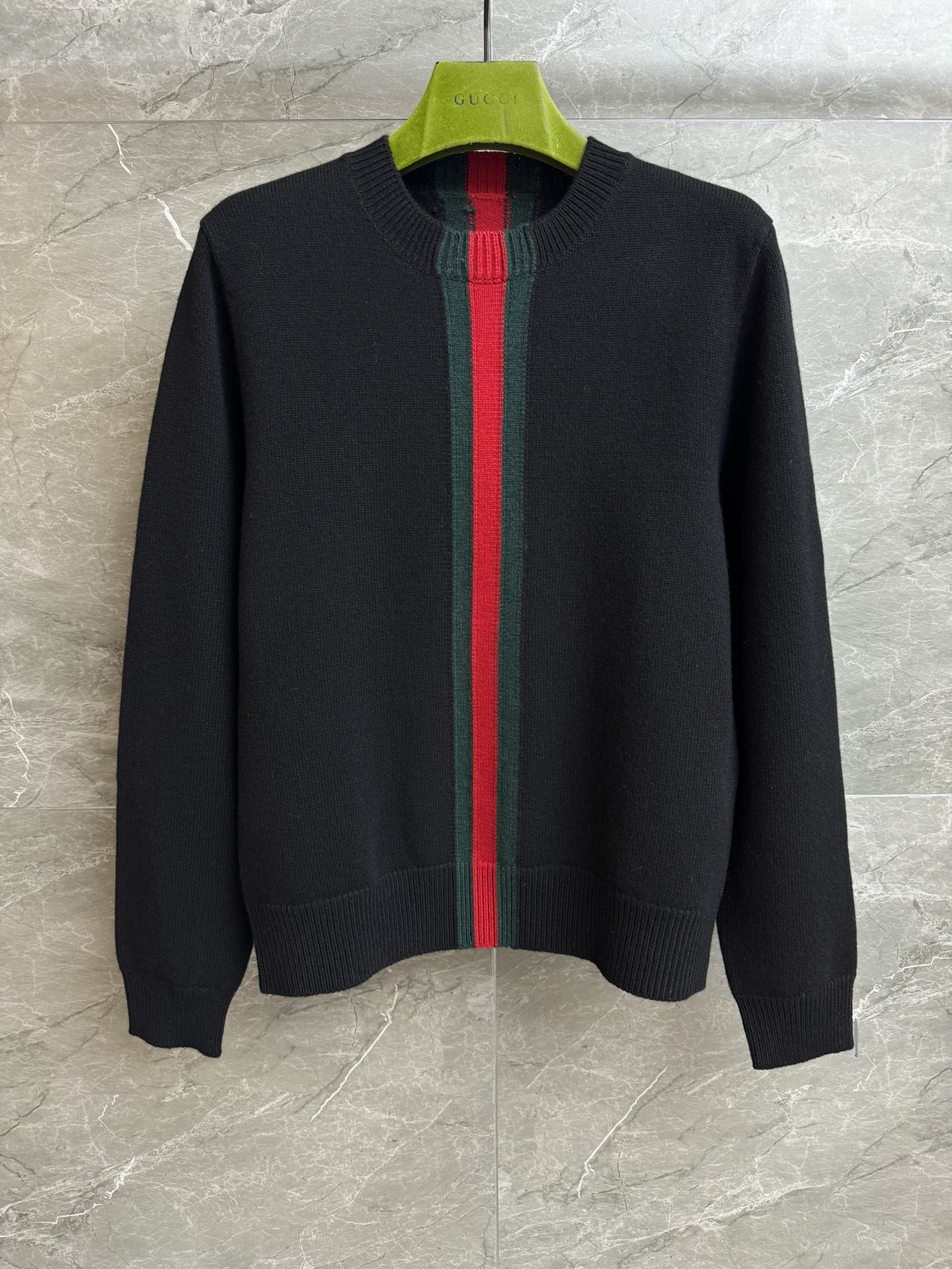 NO:735577,The new model for early spring has been shipped. G Home Decoration Ribbon Sweater 2026 Early Spring Series. Round ribbed neckline. Contrast color splicing design. Red and green ribbon intarsia decoration. Casual, fashionable and age-reducing. Wool and cashmere knitted fabric. Soft and comfortable. Loose fit. The upper body is slim and versatile. Complete trademarks. Sizes SML, gucci, sweaters,19860909早春新款出货啦 G家饰织带毛衣 2026早春系列 圆领罗纹领口 撞色拼接设计 红绿织带嵌花装饰 休闲时髦减龄 羊毛羊绒针织面料 柔软舒适 宽松版型 上身显瘦又百搭 商标齐全 尺码SML,,gucci,sweaters,,Women's clothing