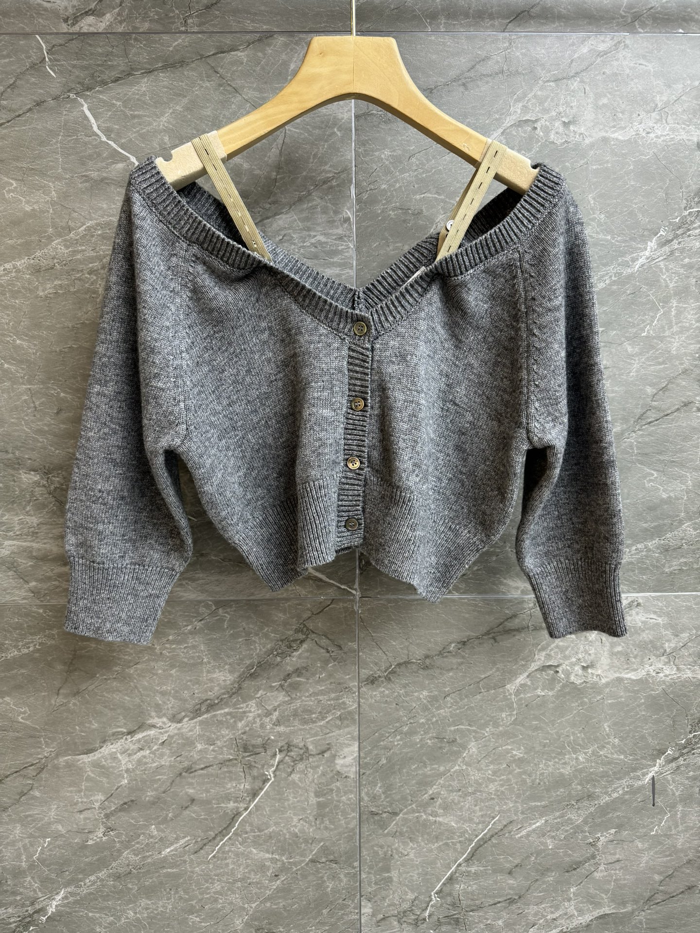 NO:735912,New styles for early spring are available Miu off-shoulder knitted top 2026 early spring series V-neck strap off-shoulder design Elegant and sexy Loao logo decoration on the back Wool knitted fabric Soft and comfortable Short version The upper body looks slim and elegant Complete trademarks Sizes SML,,miumiu,19860909早春新款上新啦 Miu露肩针织上衣 2026早春系列 V领吊带露肩设计 优雅性感 后背loao徽标装饰 羊毛针织面料 柔软舒适 短款版型 上身显瘦又气质 商标齐全 尺码SML,,miumiu,,Women's clothing