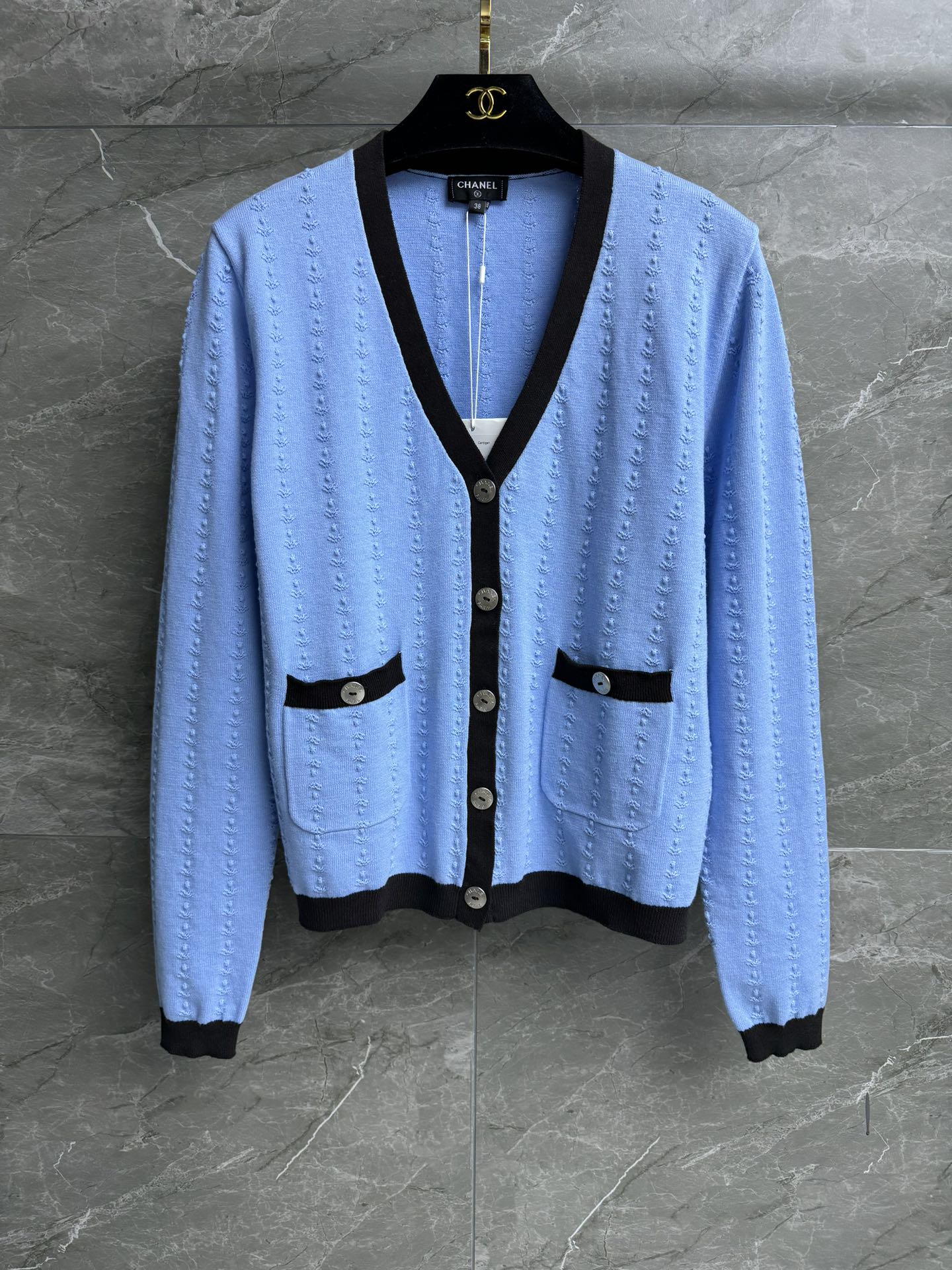 NO:735907,New models for early spring are shipping!  Xiangjia Colorblock Knitted Cardigan 2026 Spring and Summer Preview Series V-neck single-breasted design Customized logo button embellishment Low-key luxury Fashionable color matching to reduce age Cotton knitted fabric Soft and comfortable texture Normal fit The upper body looks slim and elegant Complete trademarks Comes with a bag Size SML,,chanel,19860909早春新款出货啦！ 香家拼色针织开衫 2026春夏预告系列 V领单排扣设计 定制logo纽扣点缀 低调奢华 配色时髦减龄 棉质针织面料 质感柔软舒适 正常版型 上身显瘦又气质 商标齐全 配有布袋 尺码SML,,chanel,,Women's clothing