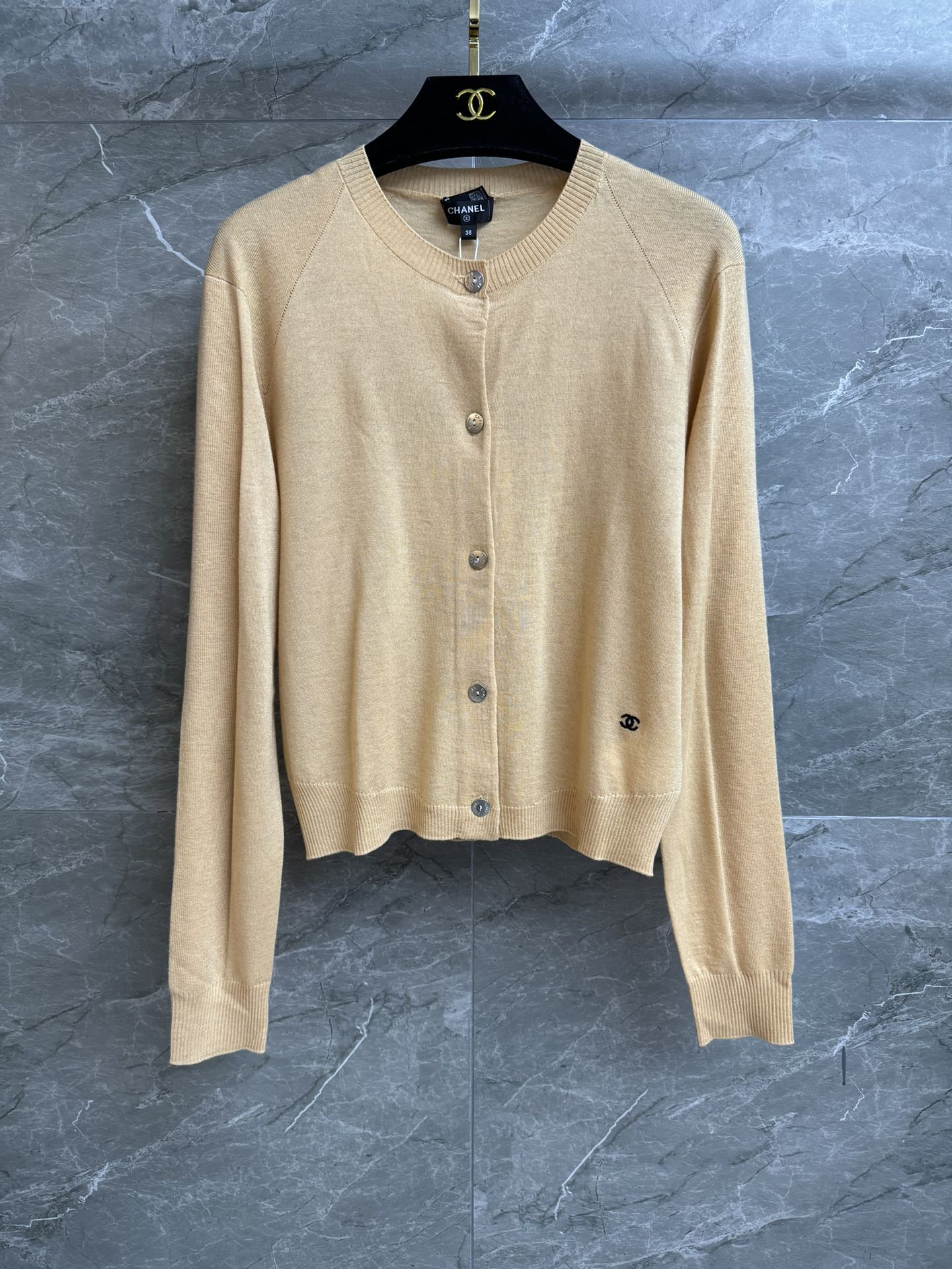 NO:735897,New styles for early spring are available. Xiangjia Double C embroidered cardigan 2026 spring and summer preview series Round neck ribbed neckline Double C embroidery pattern embellishment on the hem Simple and advanced Customized knitted fabric Light, comfortable and skin-friendly Normal fit The upper body looks slim and elegant Completely branded Comes with a bag Size SML,,chanel,19860909早春新款上新啦 香家双C刺绣开衫 2026春夏预告系列 圆领罗纹领口 下摆双C刺绣图案点缀 简约又高级 定制针织面料 轻薄舒适亲肤 正常版型 上身显瘦又气质 商标齐全 配有布袋 尺码SML,,chanel,,Women's clothing