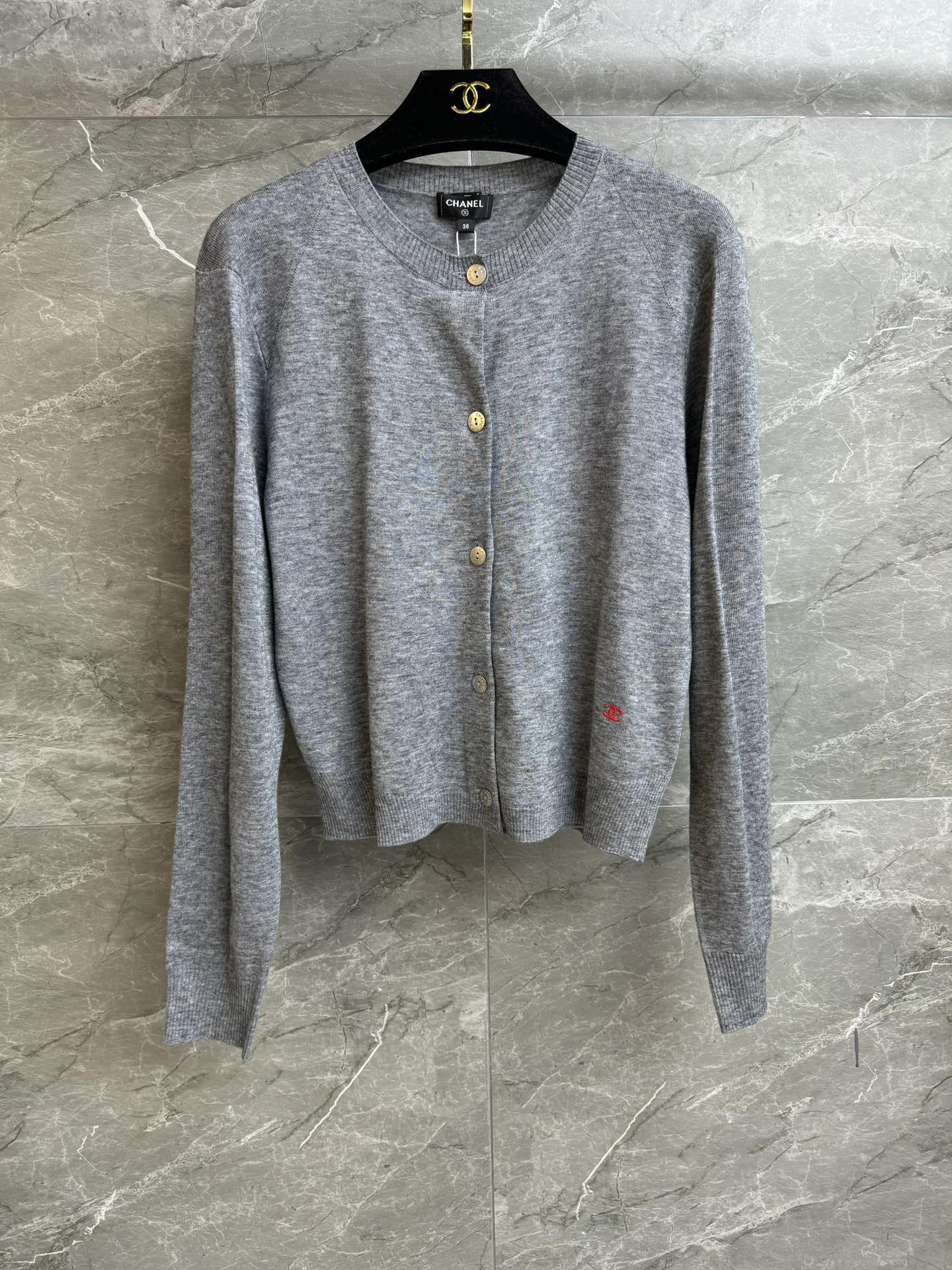 NO:735902,New styles for early spring are available. Xiangjia Double C embroidered cardigan 2026 spring and summer preview series Round neck ribbed neckline Double C embroidery pattern embellishment on the hem Simple and advanced Customized knitted fabric Light, comfortable and skin-friendly Normal fit The upper body looks slim and elegant Completely branded Comes with a bag Size SML,,chanel,19860909早春新款上新啦 香家双C刺绣开衫 2026春夏预告系列 圆领罗纹领口 下摆双C刺绣图案点缀 简约又高级 定制针织面料 轻薄舒适亲肤 正常版型 上身显瘦又气质 商标齐全 配有布袋 尺码SML,,chanel,,Women's clothing