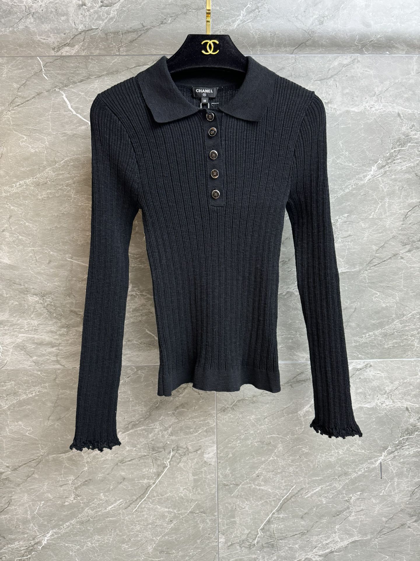 NO:735892,The new style for early spring is new. Xiangjia Polo collar sweater 2026 spring and summer preview series. Classic polo collar design. Double C button decoration. Simple and advanced. Customized knitted fabric. Comfortable and skin-friendly. Stretch slim fit. The upper body is slim and versatile. Complete trademarks. Comes with cloth bag. Size SML,,chanel,19860909早春新款上新啦 香家Polo领针织衫 2026春夏预告系列 经典polo领设计 双C纽扣装饰点缀 简约又高级 定制针织面料 舒适亲肤 弹力修身版型 上身显瘦又百搭 商标齐全 配有布袋 尺码SML,,chanel,,Women's clothing