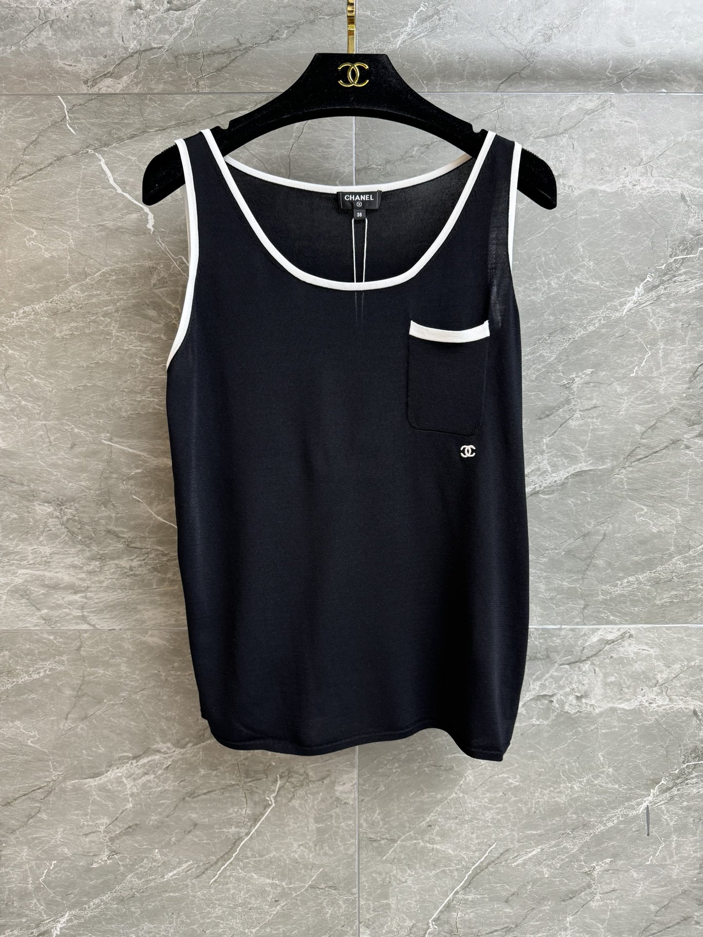 NO:735887,The new style for early spring is new. Xiangjia Double C embroidered vest 2026 spring and summer preview series. Versatile U-shaped neckline. Black and white color matching design. Double C embroidery pattern embellishment. Simple and advanced. Customized knitted fabric. Thin, comfortable and skin-friendly. Normal fit. The upper body looks slim and elegant. Complete trademarks. Comes with cloth bag. Size SML,,chanel,19860909早春新款上新啦 香家双C刺绣背心 2026春夏预告系列 百搭U字领领口 黑白拼色设计 双C刺绣图案点缀 简约又高级 定制针织面料 轻薄舒适亲肤 正常版型 上身显瘦又气质 商标齐全 配有布袋 尺码SML,,chanel,,Women's clothing