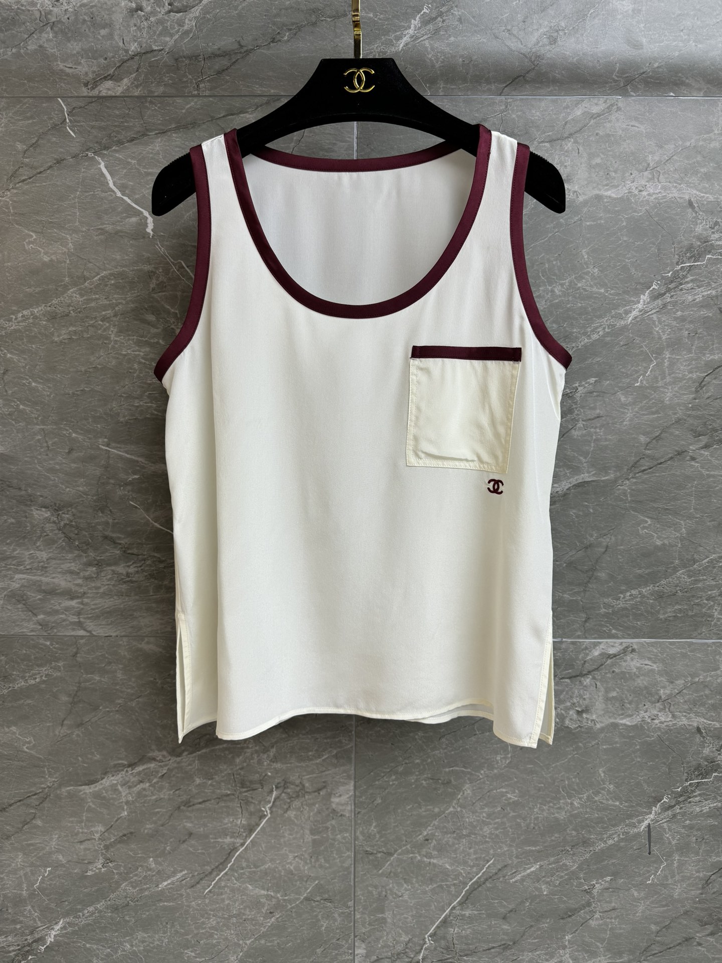 NO:735927,New styles for early spring are available. Xiangjia silk sleeveless top 2026 spring and summer preview series. Versatile U-shaped neckline. Contrast color splicing design. Double C embroidery pattern embellishment. Casual, fashionable and advanced. Customized silk fabric. Comfortable, skin-friendly and breathable. Normal fit. The upper body is slim and versatile. Complete trademarks. Sizes SML, chanel, real silk,19860909早春新款上新啦 香家真丝无袖上衣 2026春夏预告系列 百搭U字领领口 撞色拼接设计 双C刺绣图案点缀 休闲时髦高级 定制真丝面料 舒适亲肤透气 正常版型 上身显瘦又百搭 商标齐全 尺码SML,,chanel,real silk,,Women's clothing