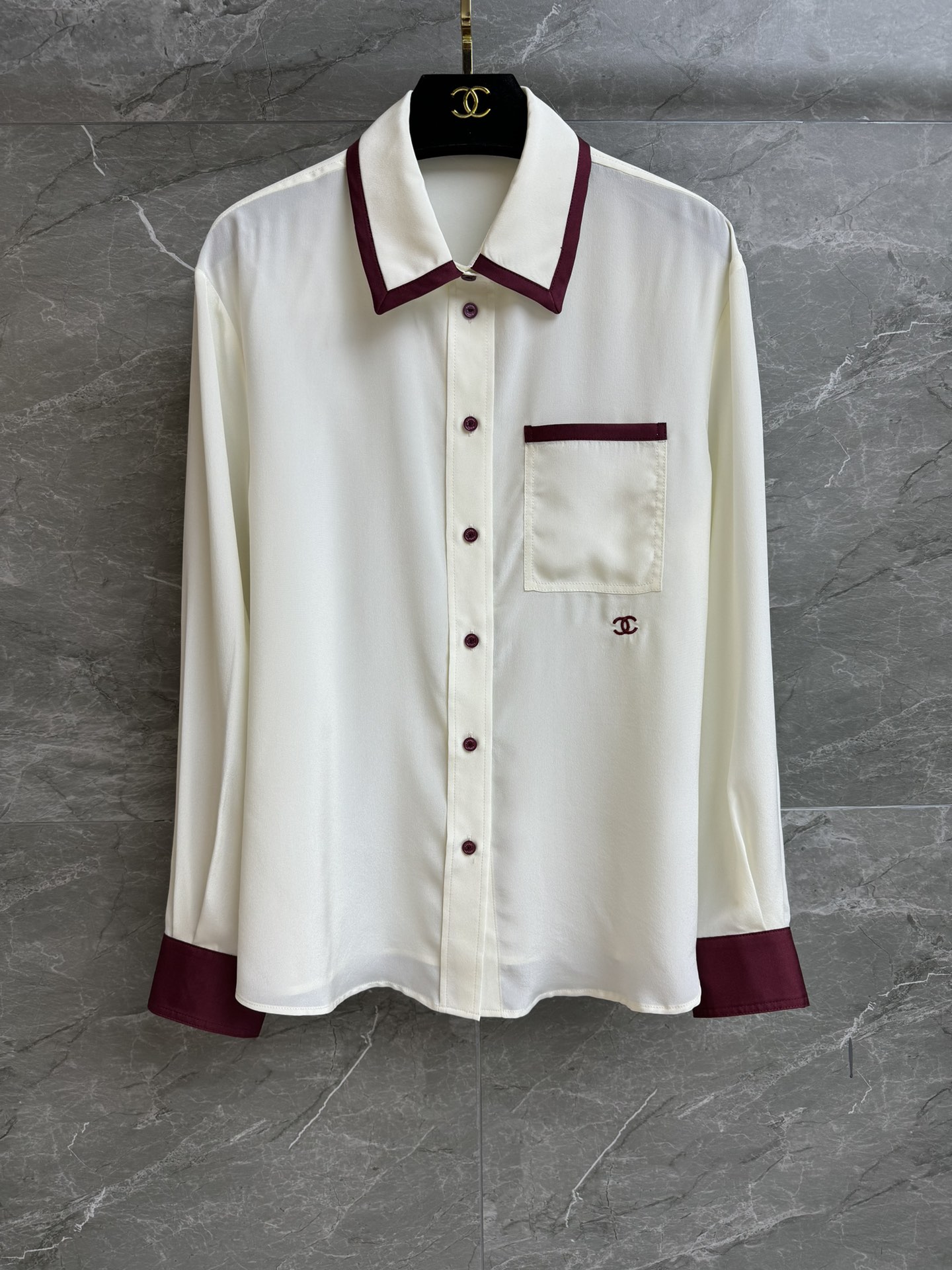 NO:735923,New styles for early spring are available. Xiangjia contrast silk shirt 2026 spring and summer preview series. Single-breasted lapel design. Red rice contrast stitching. Double C embroidery pattern embellishment. Fashionable and advanced. Customized silk fabric. Comfortable, skin-friendly and breathable. Loose fit. The upper body is slim and elegant. Complete trademarks. Sizes SML, chanel, shirts, real silk,19860909早春新款上新啦 香家撞色真丝衬衫 2026春夏预告系列 翻领单排扣设计 红米撞色拼接 双C刺绣图案点缀 时髦高级 定制真丝面料 舒适亲肤透气 宽松版型 上身显瘦又气质 商标齐全 尺码SML,,chanel,shirts,real silk,,Women's clothing