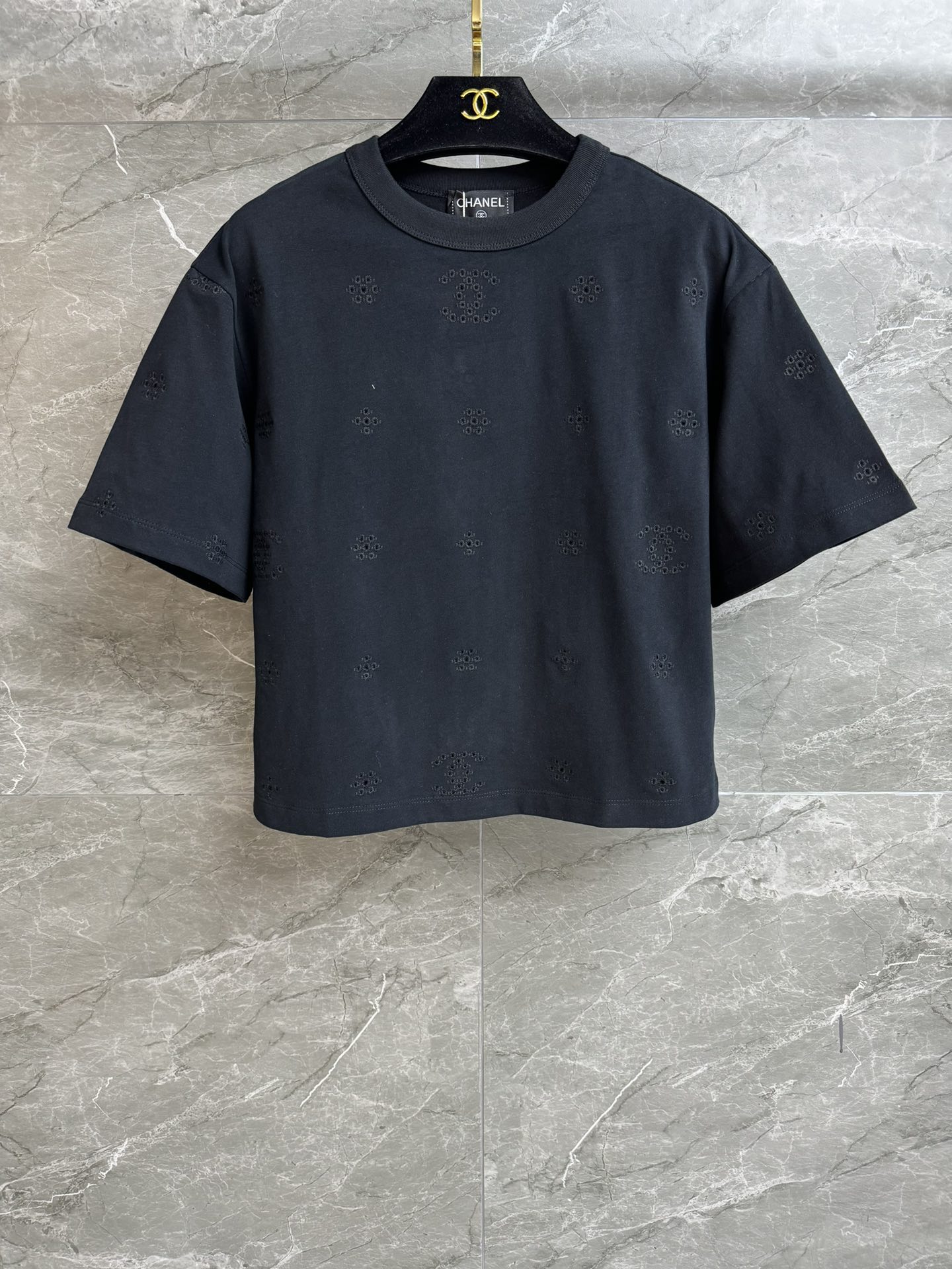 NO:735919,New styles for early spring are available. Xiangjia hollow flower T-shirt 2026 spring and summer preview series. Round neck and dropped shoulder design. Hollow flower double C embroidery pattern. Exquisite, lazy and fashionable. Customized pure cotton fabric. Comfortable and breathable. Loose fit. The upper body is slim and versatile. Complete trademarks. Sizes SML, chanel, tees, t-shirt,19860909早春新款上新啦 香家镂空花朵T恤 2026春夏预告系列 圆领落肩设计 镂空花朵双C刺绣图案 精致慵懒时髦 定制纯棉面料 舒适透气 宽松版型 上身显瘦又百搭 商标齐全 尺码SML,,chanel,tees，t-shirt,,Women's clothing