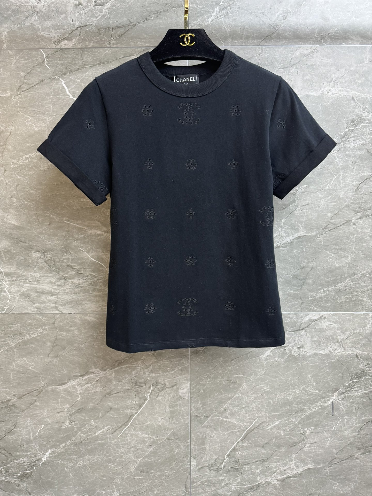 NO:735915,New styles for early spring are available. Xiangjia hollow flower slim fit T-shirt 2026 spring and summer preview series. Round neck design. Hollow flower double C embroidery pattern. Exquisite, lazy and fashionable. Customized pure cotton fabric. Comfortable and breathable. Slim version. The upper body is slim and versatile. Complete trademarks. Sizes SML, chanel, tees, t-shirt,19860909早春新款上新啦 香家镂空花朵修身T恤 2026春夏预告系列 圆领领口设计 镂空花朵双C刺绣图案 精致慵懒时髦 定制纯棉面料 舒适透气 修身版型 上身显瘦又百搭 商标齐全 尺码SML,,chanel,tees，t-shirt,,Women's clothing