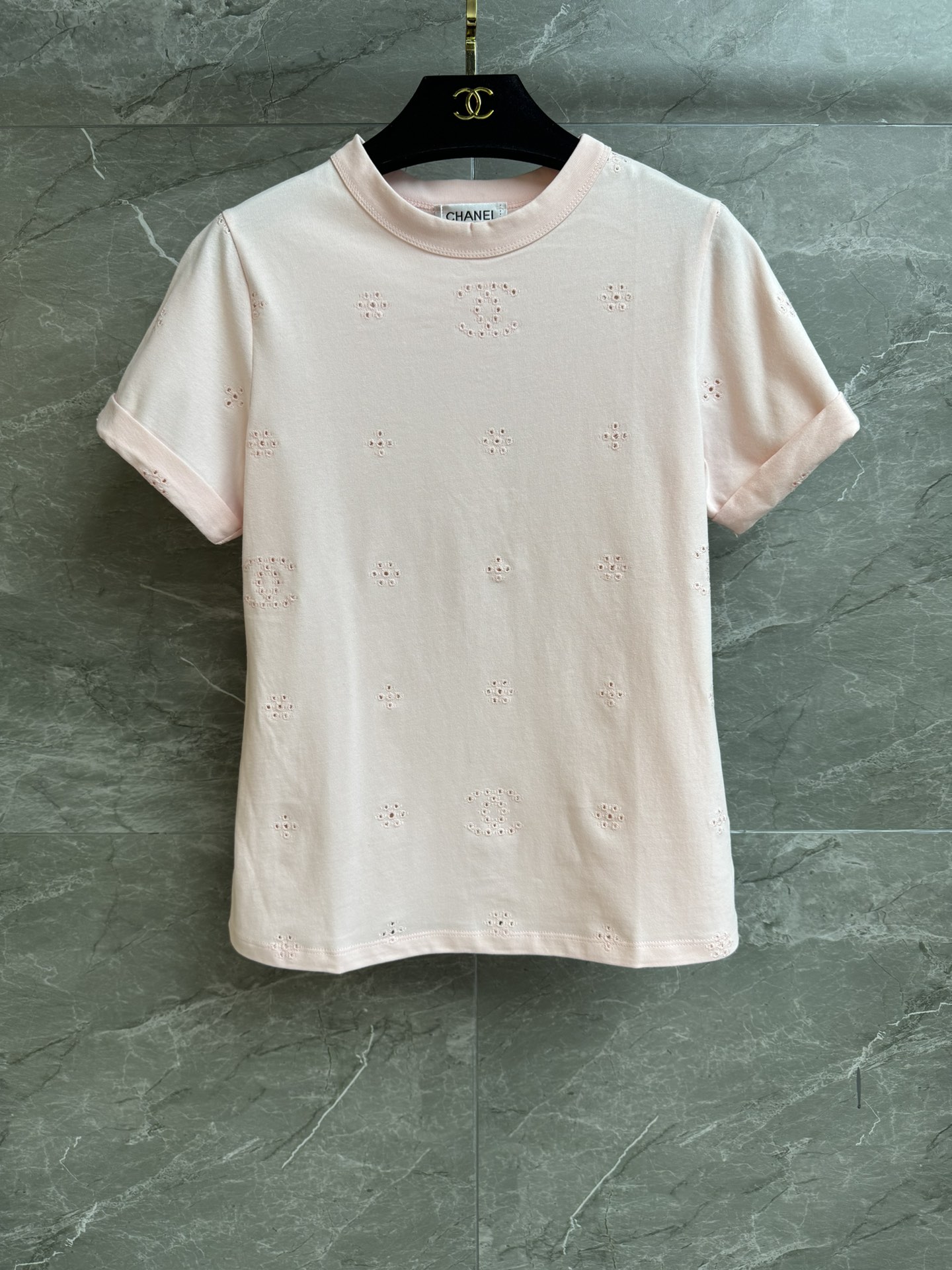 NO:735910,New styles for early spring are available. Xiangjia hollow flower T-shirt 2026 spring and summer preview series. Round neck and dropped shoulder design. Hollow flower double C embroidery pattern. Exquisite, lazy and fashionable. Customized pure cotton fabric. Comfortable and breathable. Loose fit. The upper body is slim and versatile. Complete trademarks. Sizes SML, chanel, tees, t-shirt,19860909早春新款上新啦 香家镂空花朵T恤 2026春夏预告系列 圆领落肩设计 镂空花朵双C刺绣图案 精致慵懒时髦 定制纯棉面料 舒适透气 宽松版型 上身显瘦又百搭 商标齐全 尺码SML,,chanel,tees，t-shirt,,Women's clothing