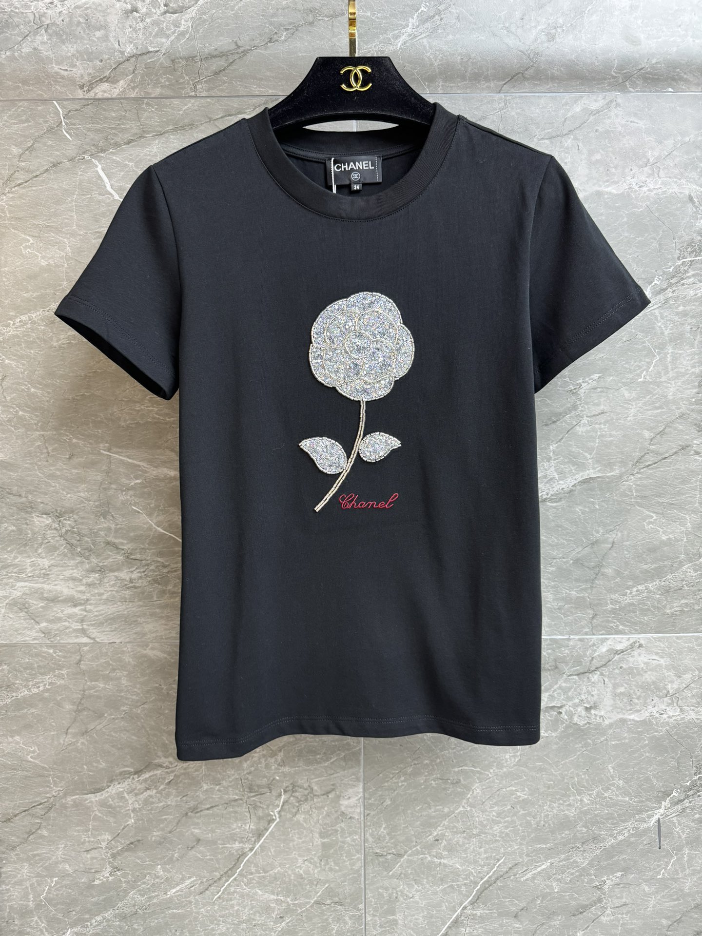 NO:735905,New styles for early spring are available. Xiangjia flower embroidery T-shirt 2026 spring and summer series. Round neck design. Heavy sequin beading flower embroidery pattern. Exquisite and luxurious. Full of high-end feel. Imported pure cotton fabric. Comfortable and breathable. Normal fit. The upper body is slim and versatile. Complete trademarks. Sizes SML, chanel, tees, t-shirt,19860909早春新款上新啦 香家花朵刺绣T恤 2026春夏系列 圆领领口设计 重工亮片钉珠花朵刺绣图案 精致奢华 高级感十足 进口纯棉面料 舒适透气 正常版型 上身显瘦又百搭 商标齐全 尺码SML,,chanel,tees，t-shirt,,Women's clothing