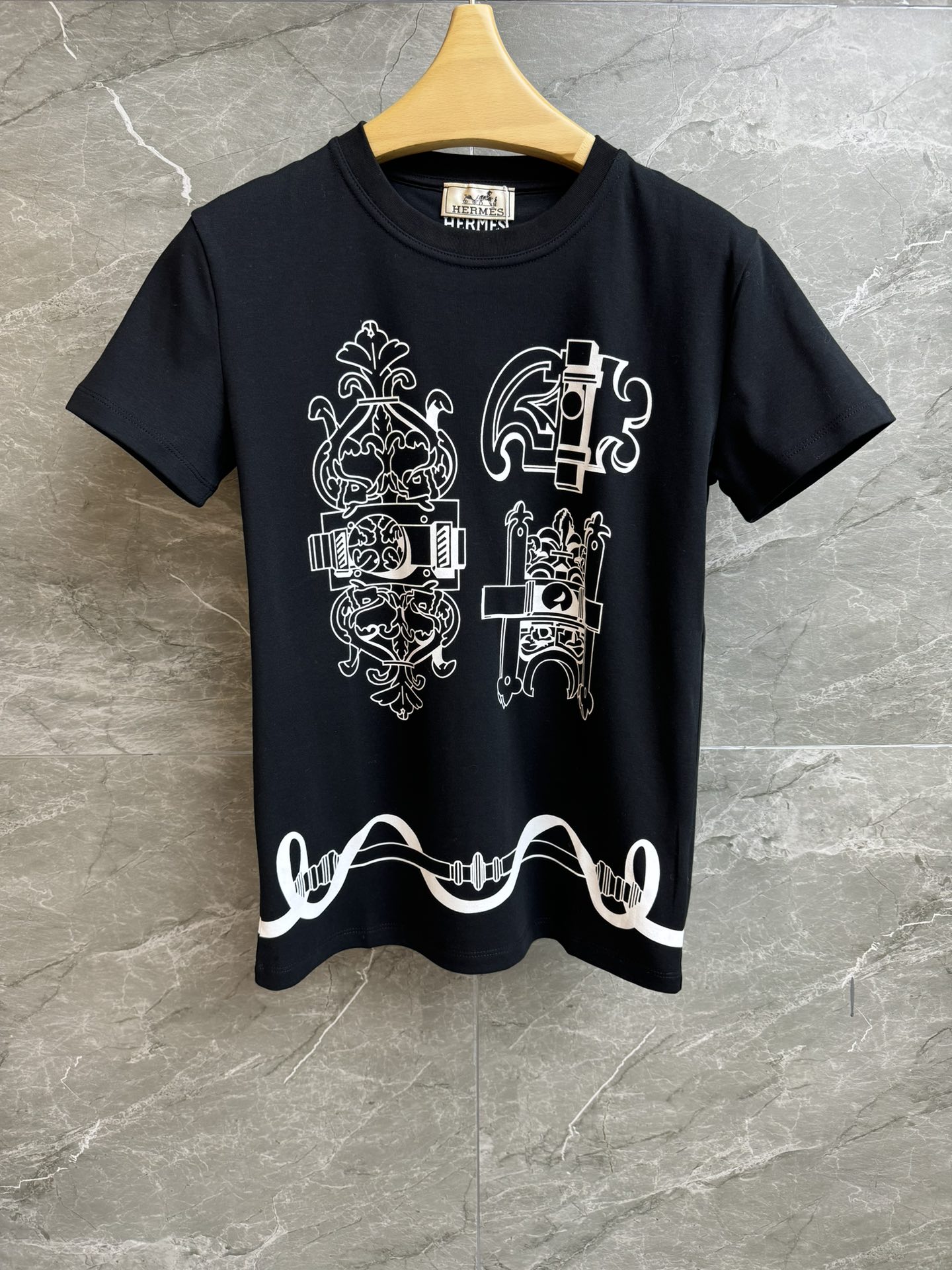 NO:735900,New styles for early spring are available. H family iron pattern T-shirt 2026 early spring series. Round ribbed neckline. Iron pattern printed on the front. Retro, fashionable and high-end. Customized pure cotton fabric. Comfortable, skin-friendly and breathable. Normal fit. The upper body is slim and elegant. Sizes are SML, tees, t-shirt,19860909早春新款上新啦 Ｈ家铁饰图案T恤 2026早春系列 圆领罗纹领口 正面采用铁饰印花图案 复古时髦高级 定制纯棉面料 舒适亲肤透气 正常版型 上身显瘦又气质 尺码SML,,tees，t-shirt,,Women's clothing