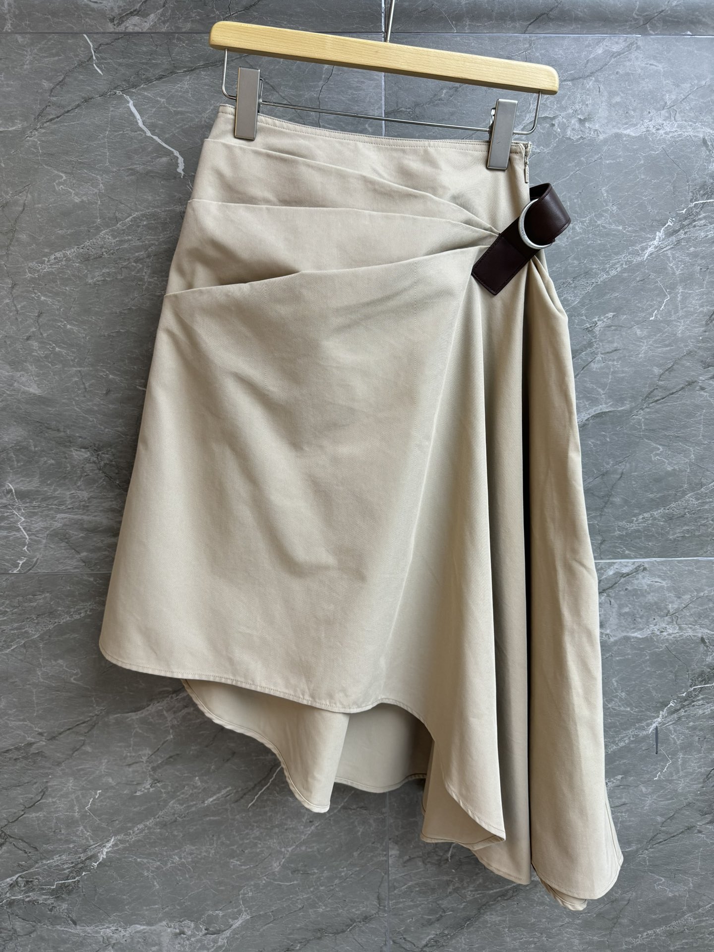 NO:736326,New models for early spring are shipping!  Loewe asymmetric skirt 2026 spring and summer series Asymmetric tailoring design D-ring embellishment with logo engraving Logo leather label decoration on the back Fashionable personality and design Customized cotton fabric High-waist pleated skirt version The upper body is slim and versatile Complete trademarks Sizes SML, loewe, skirts,19860909早春新款出货啦！ 罗意威不对称半裙 2026春夏系列 不对称剪裁设计 带有logo雕刻的D形环点缀 后背logo皮标装饰 时髦个性有设计感 定制棉质面料 高腰褶皱半裙版型 上身显瘦又百搭 商标齐全 尺码SML,,loewe,skirts,,Women's clothing