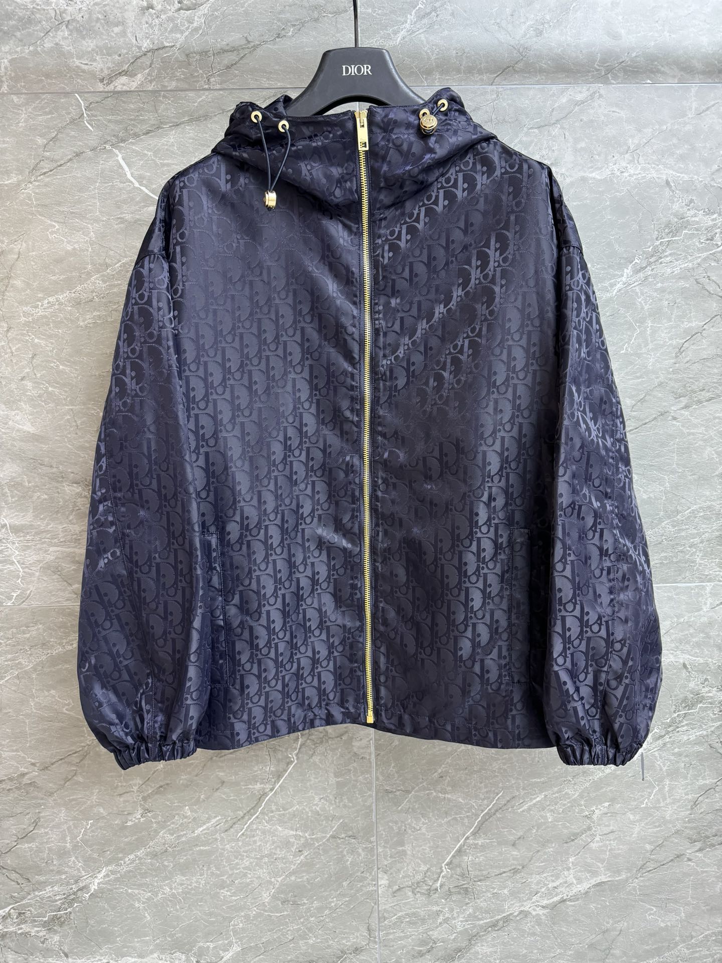 NO:736309,New models for early spring are shipping!  D's Dark Pattern Presbyopia Jacket 2026 Spring and Summer Series Hooded zipper design Dark pattern Presbyopia jacquard pattern Full of high-end feel Customized technical taffeta fabric Soft, comfortable and windproof Loose fit The upper body is slim and versatile Complete trademarks Sizes SML, dior, jackets & coats, hats,19860909早春新款出货啦！ D家暗纹老花外套 2026春夏系列 连帽拉链设计 暗纹老花提花图案 满满的高级感 定制科技塔夫绸面料 柔软舒适防风 宽松版型 上身显瘦又百搭 商标齐全 尺码SML,,dior,jackets & coats,hats,,Women's clothing