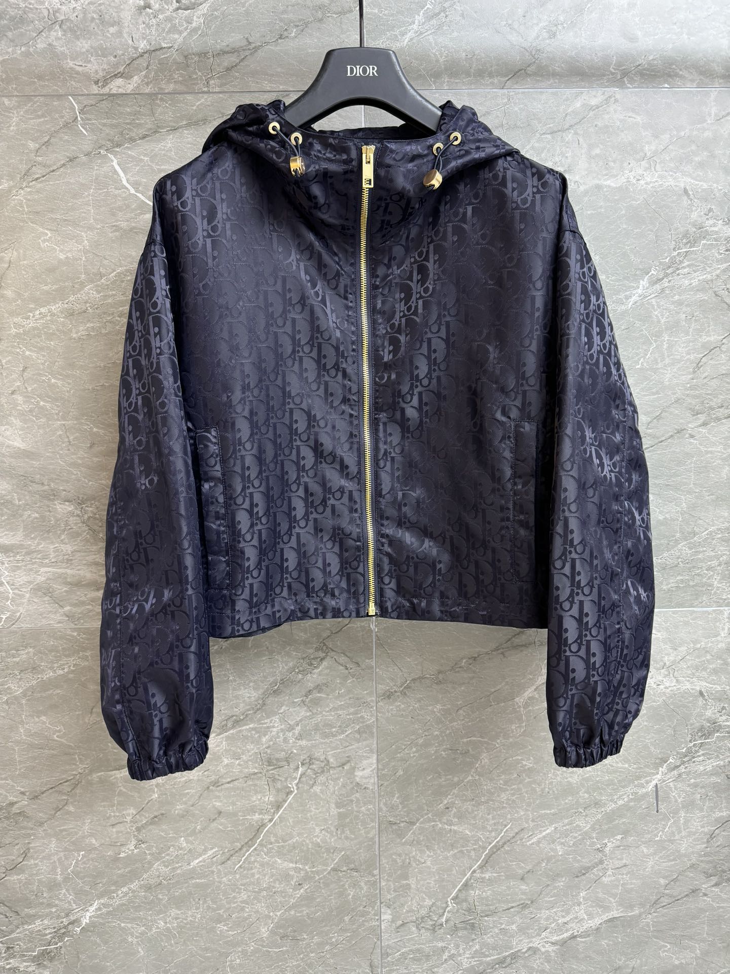 NO:736303,New models for early spring are shipping!  D's Dark Pattern Presbyopia Short Jacket 2026 Spring and Summer Series Hooded zipper design Dark pattern Presbyopia jacquard pattern Full of high-end feel Customized technical taffeta fabric Soft, comfortable and windproof Short and loose fit The upper body is slim and versatile Complete trademarks Available in sizes SML, dior, jackets & coats, hats,19860909早春新款出货啦！ D家暗纹老花短外套 2026春夏系列 连帽拉链设计 暗纹老花提花图案 满满的高级感 定制科技塔夫绸面料 柔软舒适防风 短款宽松版型 上身显瘦又百搭 商标齐全 尺码SML,,dior,jackets & coats,hats,,Women's clothing