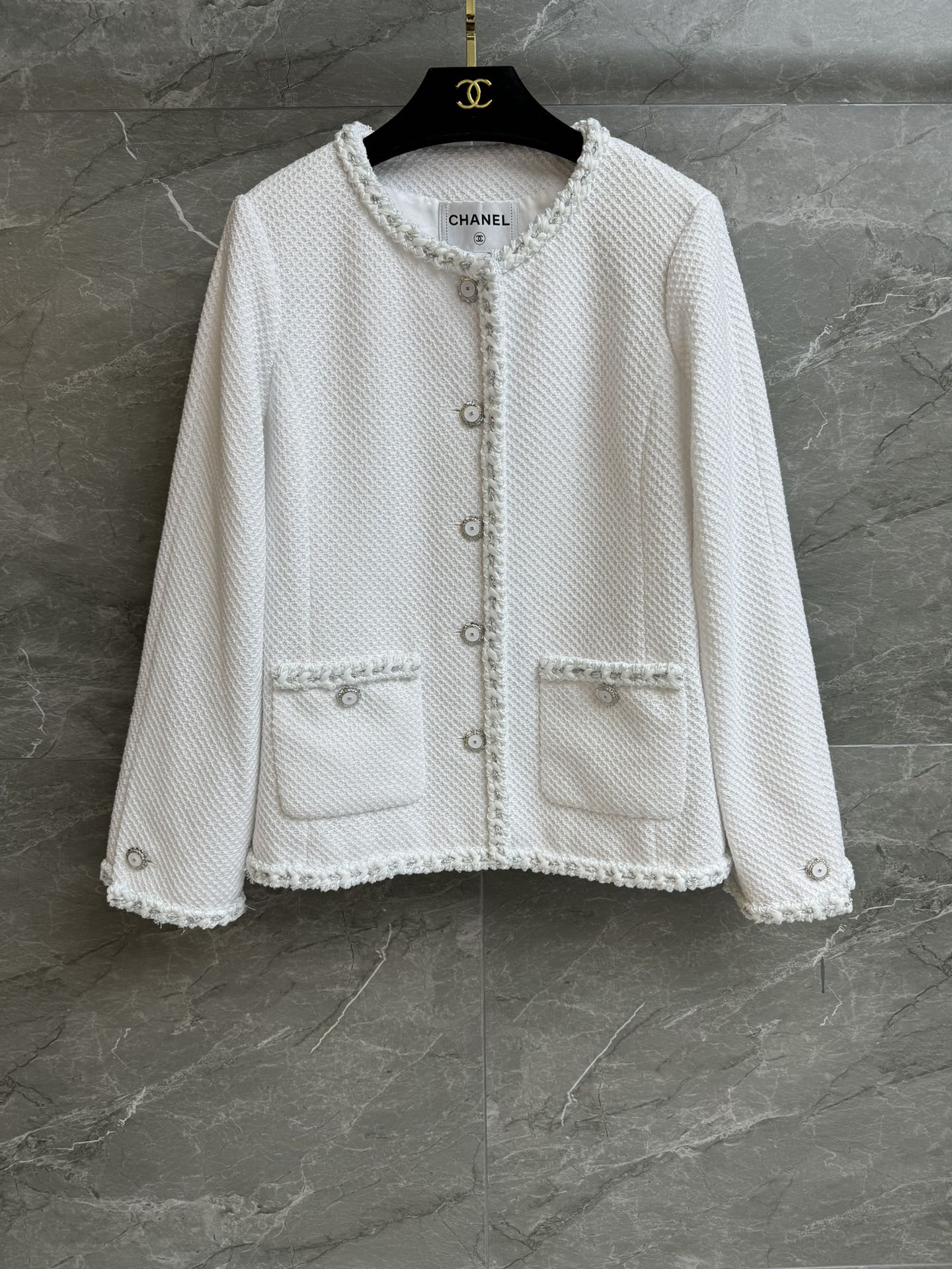 NO:738959,New styles for early spring are available!  Xiangjia white tweed jacket 26C early spring vacation series Round neck single-breasted design Exquisite logo button decoration Gentle and high-end Customized tweed fabric Silk lining Normal fit The upper body looks slim and elegant Complete trademarks Sizes SML,,chanel,jackets & coats,real silk,19860909早春新款上新啦！ 香家白色花呢外套 26C早春度假系列 圆领单排扣设计 精致logo纽扣装饰点缀 温柔大气高级 定制斜纹软呢面料 真丝里衬 正常版型 上身显瘦又气质 商标齐全 尺码SML,,chanel,jackets & coats,real silk,,Women's clothing