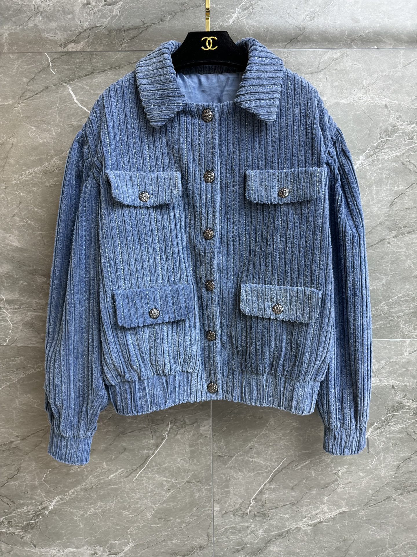 NO:738962,The high version has been shipped. Xiangjia blue corduroy jacket 2025 autumn and winter series. Single-breasted lapel design. Overall heavy-duty hot diamond embellishment. Exquisite, fashionable and high-end. Corduroy velvet fabric. Soft texture. Very wide and stylish. Loose fit. The upper body is slim and elegant. Complete trademarks. Sizes SML, chanel, jackets & coats,19860909高版本出货啦 香家蓝色灯芯绒外套 2025秋冬系列 翻领单排扣设计 整体重工烫钻点缀 精致时髦高级 灯芯绒丝绒面料 质感柔软 挺阔有型 宽松版型 上身显瘦又气质 商标齐全 尺码SML,,chanel,jackets & coats,,Women's clothing