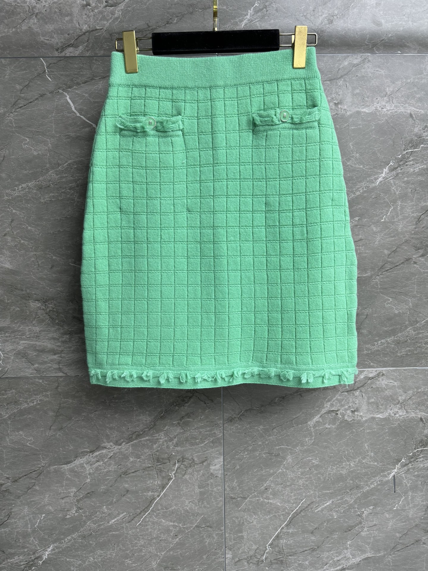 NO:736755,New models for early spring have been shipped. Xiangjia green plaid skirt 2026 spring and summer preview series. Elastic elastic waistband. Handmade fringe decoration. Three-dimensional plaid jacquard pattern. Green color matching is fashionable and western. Customized knitted fabric. Comfortable and warm. Skirt version. The upper body is slim and elegant. Complete trademarks. Comes with cloth bag. Sizes SML, chanel, skirts,19860909早春新款出货啦 香家绿色格子半裙 2026春夏预告系列 松紧弹力腰头 手工毛须边装饰 立体格纹提花图案 绿色配色时髦洋气 定制针织面料 舒适保暖 半身裙版型 上身显瘦又气质 商标齐全 配有布袋 尺码SML,,chanel,skirts,,Women's clothing