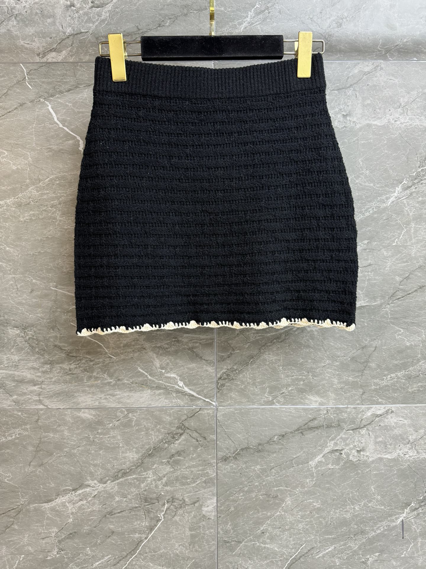 NO:738953,New models for early spring have been shipped. Xiangjia lace knitted skirt 2026 spring and summer preview series. Elastic elastic waist. Black and white color matching lace design at the hem. Heavy crochet texture. Bohemian resort style. Lazy and high-end. Cotton knitted fabric. Comfortable and skin-friendly. Hip-hugging short skirt version. The upper body is slim and elegant. Complete trademarks. Comes with cloth bag. Sizes SML, Chanel, Skirts,19860909早春新款出货啦 香家花边针织半裙 2026春夏预告系列 松紧弹力腰头 下摆黑白拼色花边设计 重工钩织编织纹理 波西米亚度假风 慵懒高级 棉质针织面料 舒适亲肤 包臀短裙版型 上身显瘦又气质 商标齐全 配有布袋 尺码SML,,chanel,skirts,,Women's clothing