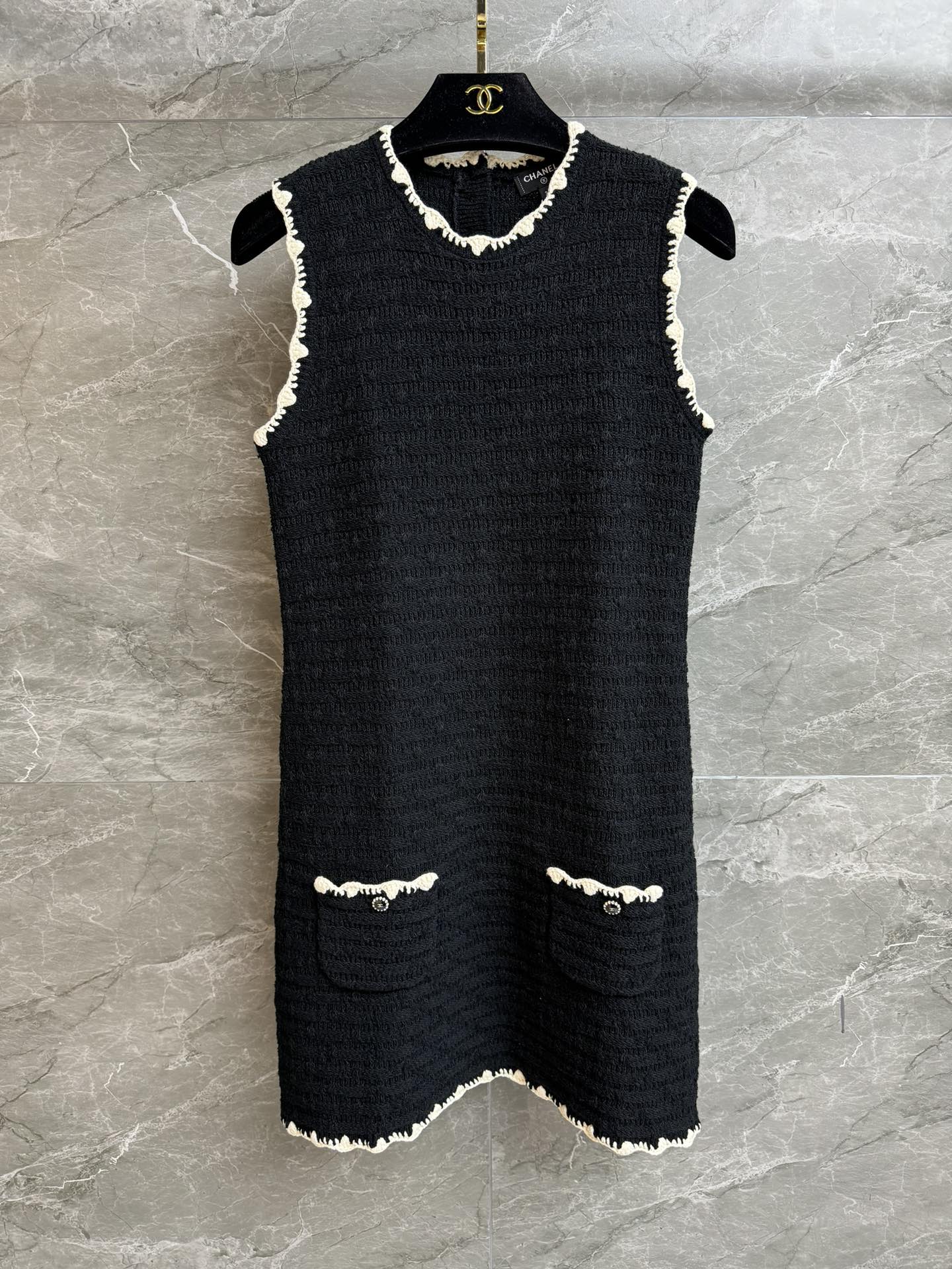 NO:738950,The new model for early spring has been shipped. Xiangjia lace knitted dress 2026 spring and summer preview series. Round neck sleeveless design. Black and white color matching lace. Heavy crochet texture. Bohemian resort style. Lazy and high-end. Cotton knitted fabric. Comfortable and skin-friendly. Slim fit. The upper body is slim and elegant. Complete trademarks. Comes with cloth bag. Sizes SML, Chanel, Skirts,19860909早春新款出货啦 香家花边针织连衣裙 2026春夏预告系列 圆领无袖设计 黑白拼色花边 重工钩织编织纹理 波西米亚度假风 慵懒高级 棉质针织面料 舒适亲肤 修身版型 上身显瘦又气质 商标齐全 配有布袋 尺码SML,,chanel,skirts,,Women's clothing