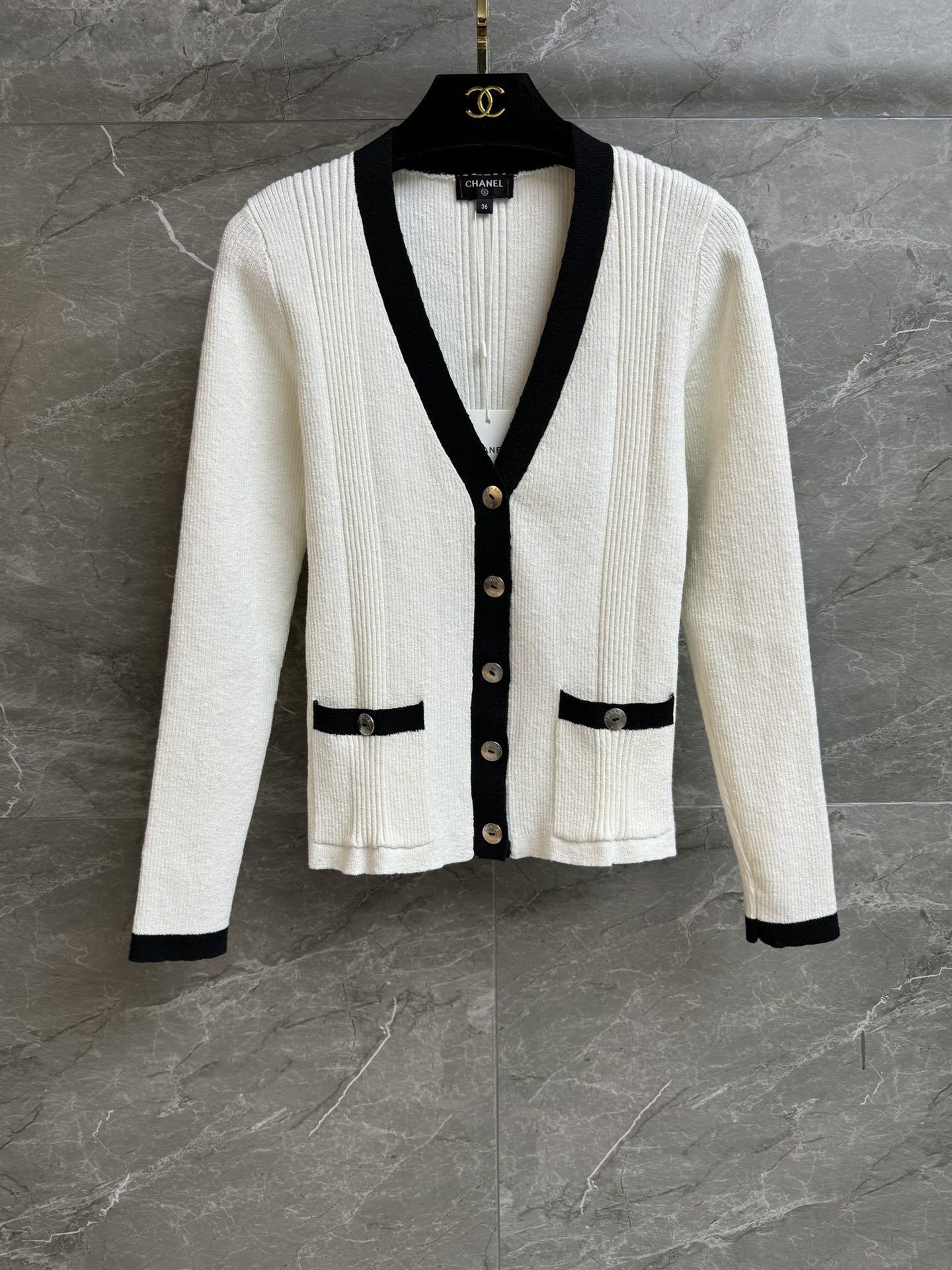 NO:738947,Early spring new models are shipped. Hong Kong black and white contrasting cardigan 2026 spring and summer preview series V-neck single-breasted design Customized logo button embellishment Black and white contrasting colors are fashionable and advanced Customized knitted fabrics Comfortable and skin-friendly Elastic slim fit The upper body looks slim and elegant Complete trademarks Equipped with cloth bags Sizes sml,,chanel,19860909早春新款出货啦 香家黑白撞色开衫 2026春夏预告系列 V领单排扣设计 定制logo纽扣点缀 黑白撞色时髦高级 定制针织面料 舒适亲肤 弹力修身版型 上身显瘦又气质 商标齐全 配有布袋 尺码sml,,chanel,,Women's clothing