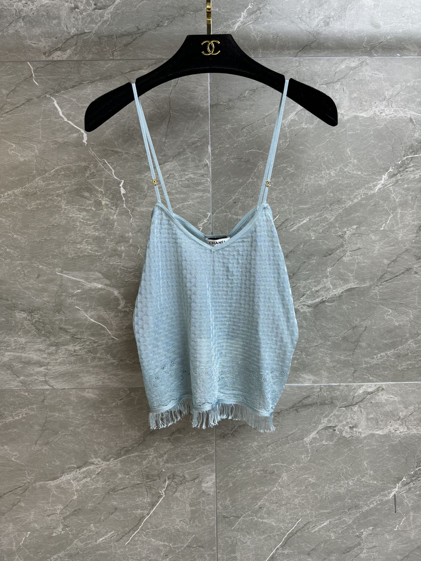 NO:751078,Early spring new model is shipped. Xiangjia blue tassel vest 2026P spring and summer series. Double C logo connecting suspenders. Tassel raw edge embellishment on the hem. Smart and eye-catching. Customized knitted fabric. Soft and comfortable. Short version. The upper body looks slim and fashionable. Sexy and sweet style. Complete trademarks. Sizes: sml,,chanel,19860909早春新款出货啦 香家蓝色流苏背心 2026P春夏系列 双C logo连接吊带 下摆流苏毛边点缀 灵动吸睛 定制针织面料 柔软舒适 短款版型 上身显瘦又时髦 性感甜辣风 商标齐全 尺码sml,,chanel,,Women's clothing