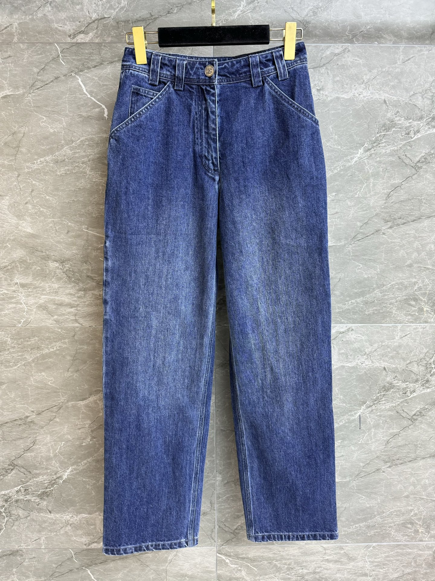 NO:737128,New styles for early spring are available. Xiangjia blue denim straight pants 2026 spring and summer preview series. Work style multi-pocket design. Double C logo decoration on the side. Fashionable personality. Customized washed denim fabric. Soft, comfortable and stylish. Straight pants version. The upper body is slim and versatile. Complete trademarks. Sizes SML,,chanel,19860909早春新款上新啦 香家蓝色牛仔直筒裤 2026春夏预告系列 工装风多口袋设计 侧面双C logo装饰 时髦个性 定制水洗牛仔面料 柔软舒适有型 直筒裤版型 上身显瘦又百搭 商标齐全 尺码SML,,chanel,,Women's clothing