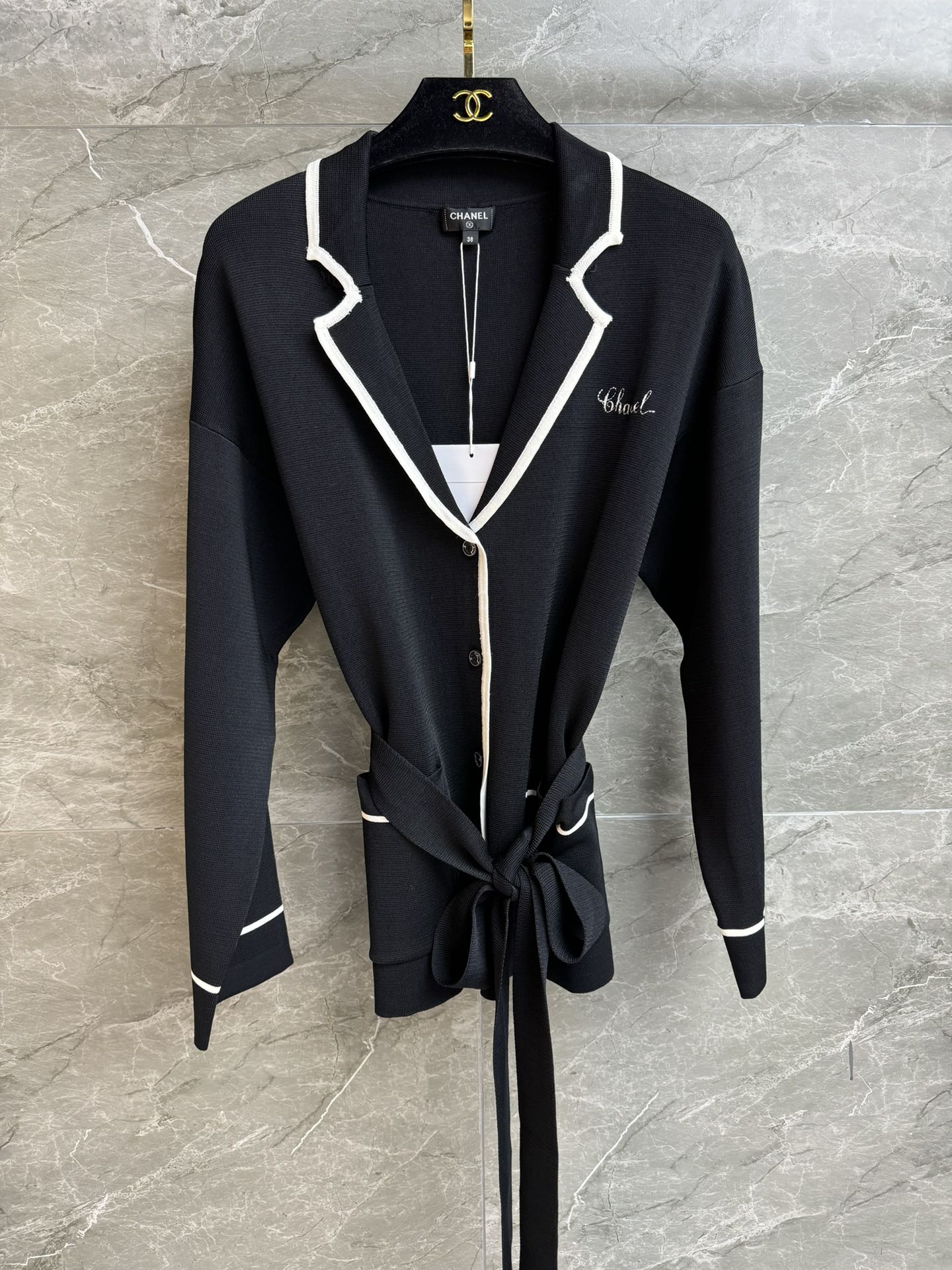 NO:738970,Early spring new model is shipped. Xiangjia black lace-up cardigan 2026 spring and summer preview series. Lapel color block neckline. Black and white color block. Letter logo embroidery embellishment. Lazy and fashionable high-end. Customized knitted fabric. Cool and comfortable. Straight fit. Lace-up waist. The upper body is slim and elegant. Complete trademarks. Comes with cloth bag. Size SML,,chanel,19860909早春新款出货啦 香家黑色系带开衫 2026春夏预告系列 翻领拼色领口 黑白拼色 字母logo刺绣点缀 慵懒时髦高级 定制针织面料 冰凉舒适 直筒版型 系带收腰 上身显瘦又气质 商标齐全 配有布袋 尺码SML,,chanel,,Women's clothing