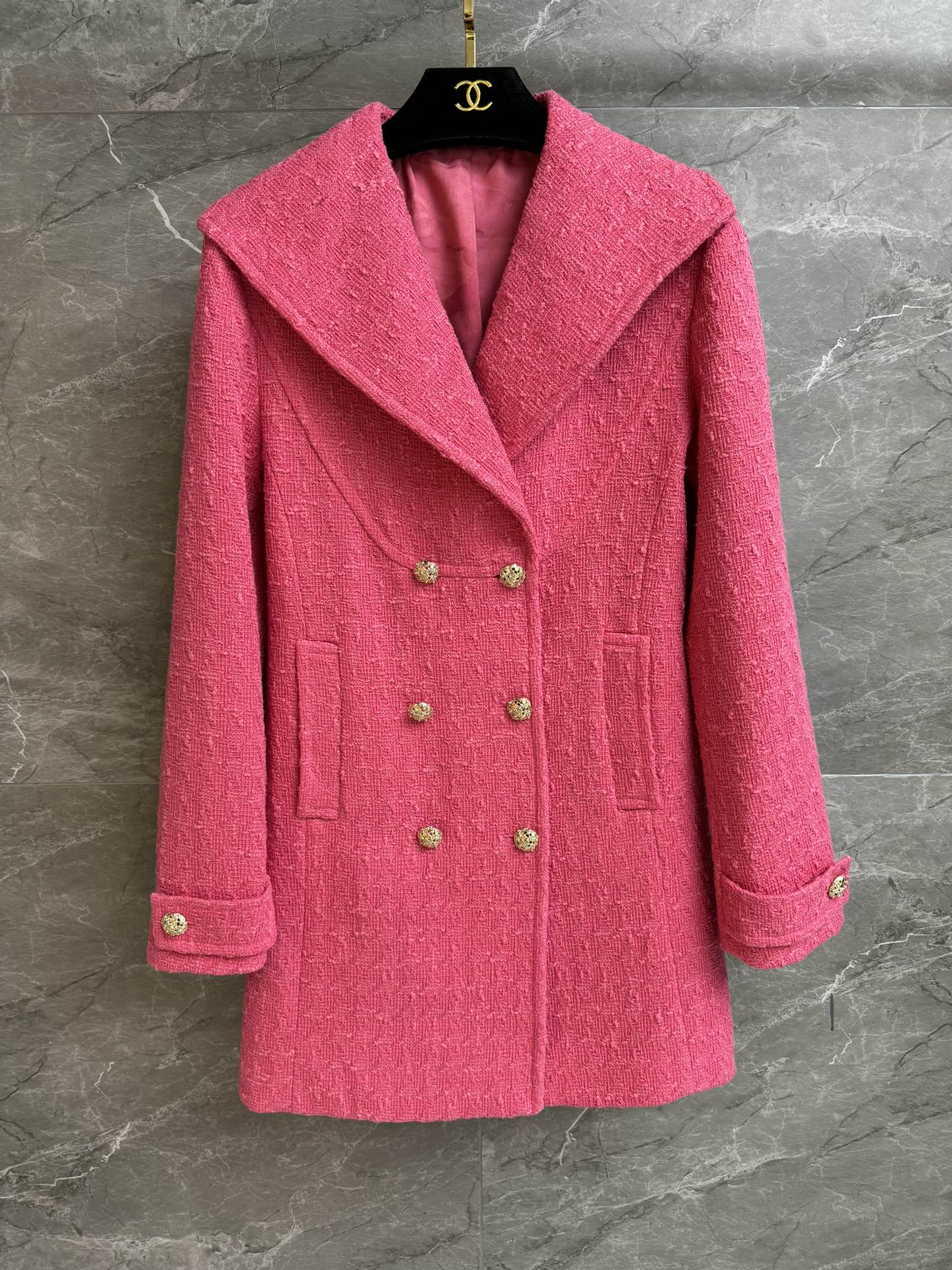 NO:738956,The new model for early spring has been shipped. Xiangjia rose pink jacket 26 early spring vacation series. Navy collar double-breasted design. Exquisite double C diamond buckle embellishment. Rose pink eye-catching and stylish. Customized tweed fabric. Silk lining. Normal fit. The upper body is slim and elegant. Complete trademarks. Sizes SML,,chanel,jackets & coats,real silk,19860909早春新款出货啦 香家玫粉色外套 26早春度假系列 海军领双排扣设计 精致双C钻扣点缀 玫粉色吸睛又洋气 定制斜纹软呢面料 真丝里衬 正常版型 上身显瘦又气质 商标齐全 尺码SML,,chanel,jackets & coats,real silk,,Women's clothing