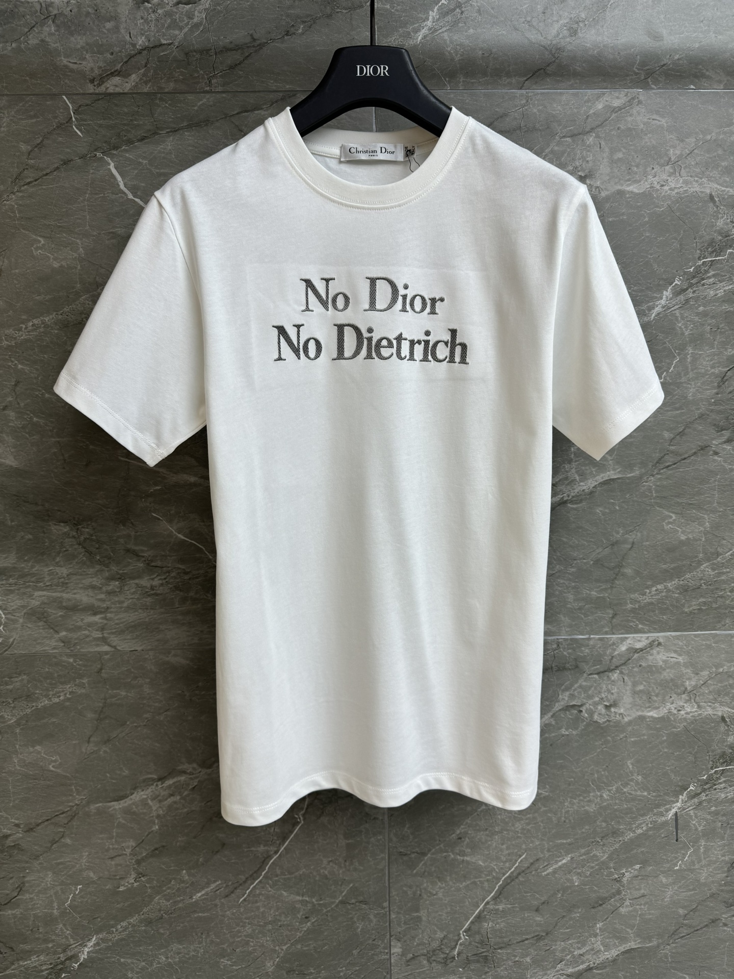 NO:737294,New arrival in early spring. D family letter embroidery T-shirt 2026 new style in early spring. Round neck design. Letter embroidery decoration on chest. Simple and advanced. Customized pure cotton material. Skin-friendly and breathable. Normal fit. The upper body is slim and versatile. Complete trademarks. Sizes SML, dior, tees, t-shirt,19860909早春新款上新啦 D家字母刺绣T恤 2026早春新款 圆领领口设计 胸前字母刺绣装饰点缀 简约高级 定制纯棉材质 亲肤透气 正常版型 上身显瘦又百搭 商标齐全 尺码SML,,dior,tees，t-shirt,,Women's clothing