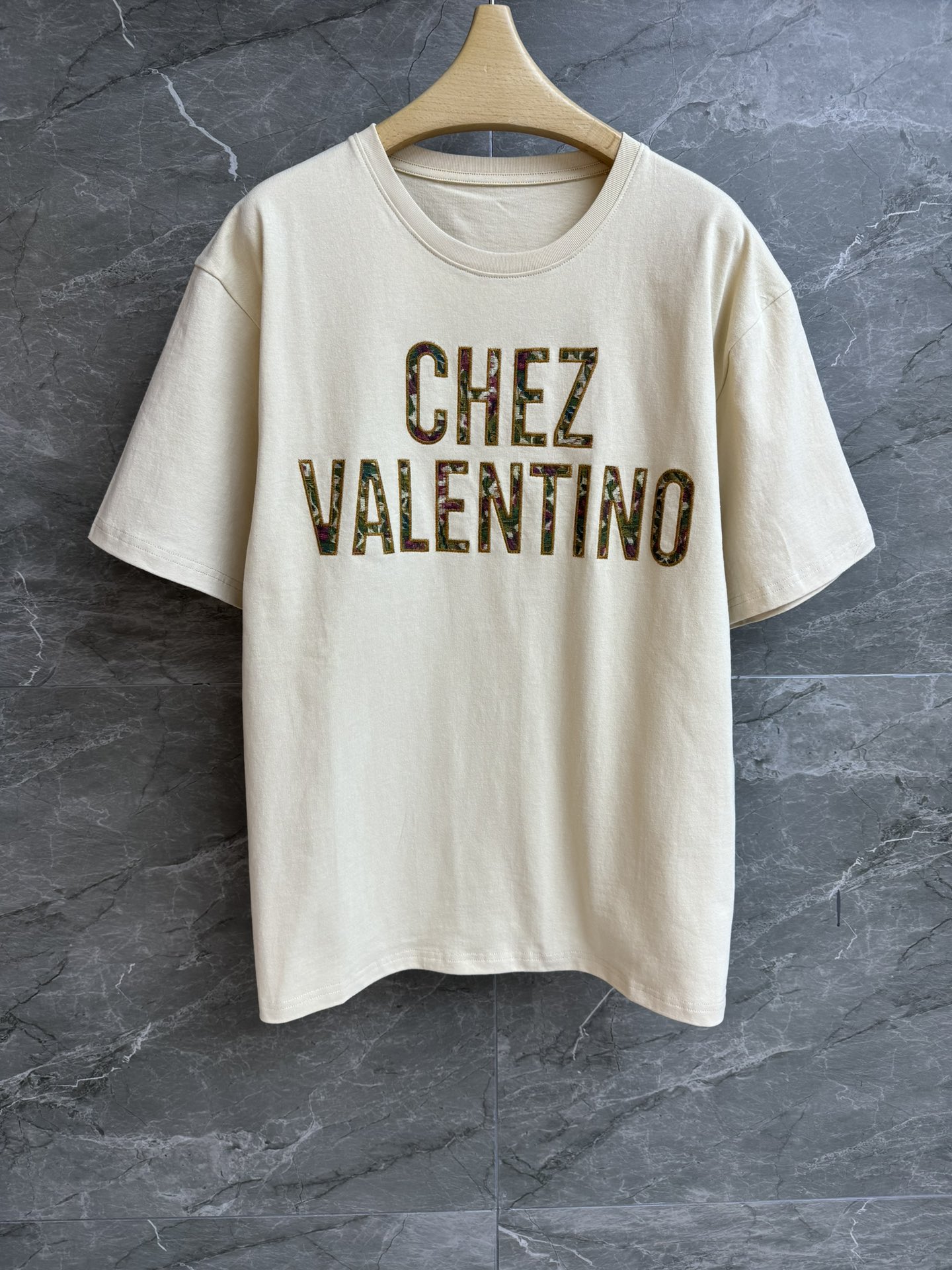 NO:737455,New styles for early spring are available. Valentino letter T-shirt 2026 early spring series. Round neck and dropped shoulders design. CHEZ VALENTINO embroidery pattern on the chest. Casual, fashionable and age-reducing. Imported pure cotton fabric. Thick and comfortable. Loose fit. The upper body is slim and versatile. Complete trademarks. Sizes SML, valentino, valentino, tees, t-shirt,19860909早春新款上新啦 华伦天奴字母T恤 2026早春系列 圆领落肩设计 胸前CHEZ VALENTINO刺绣图案 休闲时髦减龄 进口纯棉面料 厚实舒适 宽松版型 上身显瘦又百搭 商标齐全 尺码SML,,valentino,valentino,tees，t-shirt,,Women's clothing