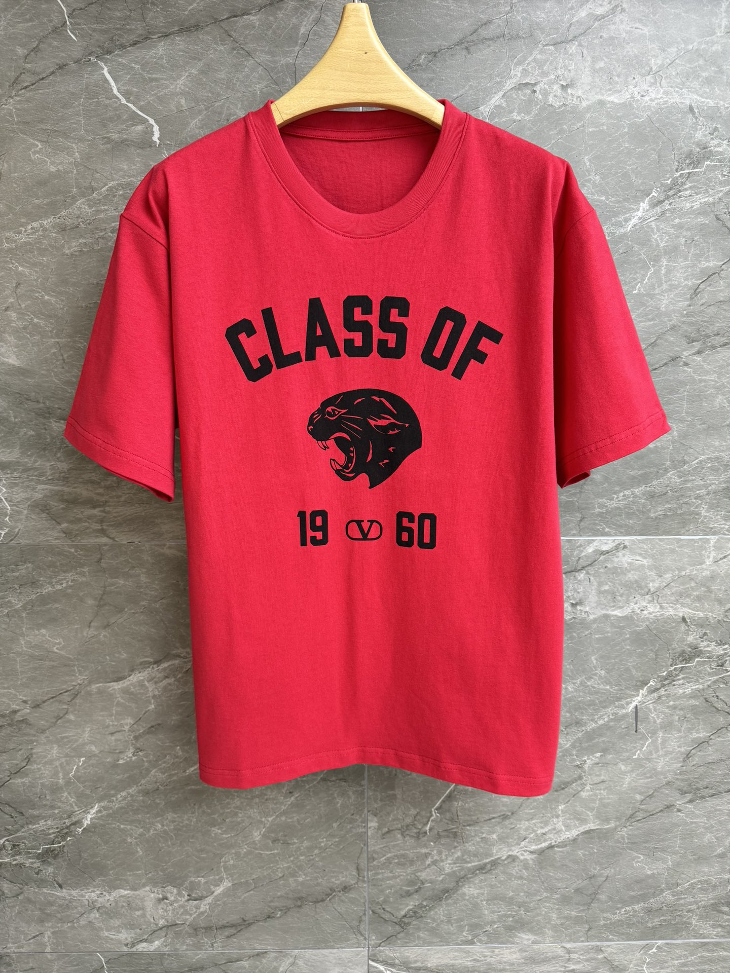 NO:737454,New styles for early spring are available. Valentino Black Panther T-shirt 2026 early spring series. Round neck design. Black panther print pattern on the chest. Fashionable personality. Customized pure cotton material. Skin-friendly and breathable. Loose fit. The upper body is slim and versatile. Complete trademarks. Sizes SML, valentino, tees, t-shirt,19860909早春新款上新啦 华伦天奴黑豹T恤 2026早春系列 圆领领口设计 胸前黑豹印花图案点缀 时髦个性 定制纯棉材质 亲肤透气 宽松版型 上身显瘦又百搭 商标齐全 尺码SML,,valentino,tees，t-shirt,,Women's clothing