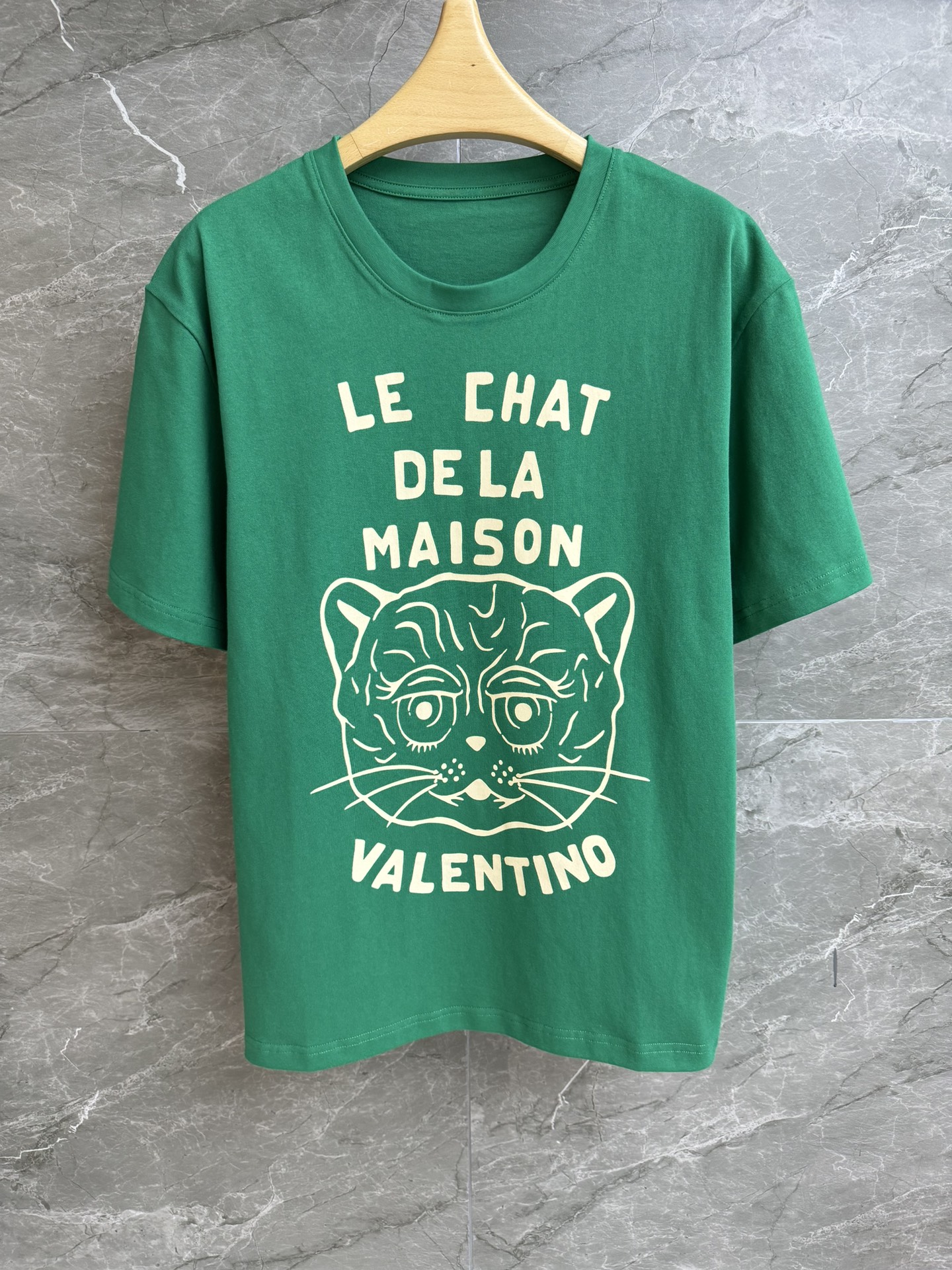 NO:737453,New styles for early spring are available. Valentino cat T-shirt 2026 early spring series. Round neck design. Cat print pattern on chest. Retro and fashionable to reduce age. Customized pure cotton material. Skin-friendly and breathable. Loose fit. The upper body is slim and versatile. Complete trademarks. Sizes SML, valentino, tees, t-shirt,19860909早春新款上新啦 华伦天奴猫咪T恤 2026早春系列 圆领领口设计 胸前猫咪印花图案 复古时髦减龄 定制纯棉材质 亲肤透气 宽松版型 上身显瘦又百搭 商标齐全 尺码SML,,valentino,tees，t-shirt,,Women's clothing