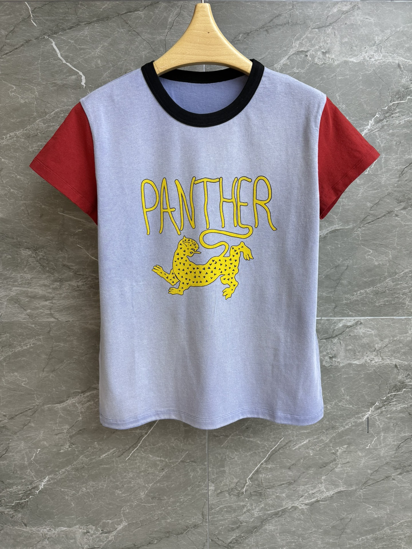 NO:737452,New styles for early spring are available. Valentino contrast color T-shirt 2026 early spring series. Round neck contrast stitching design. Leopard print pattern on chest. Fashionable personality. Customized pure cotton material. Skin-friendly and breathable. Normal fit. The upper body is slim and versatile. Complete trademarks. Sizes SML, valentino, tees, t-shirt,19860909早春新款上新啦 华伦天奴撞色T恤 2026早春系列 圆领撞色拼接设计 胸前金钱豹印花图案 时髦个性 定制纯棉材质 亲肤透气 正常版型 上身显瘦又百搭 商标齐全 尺码SML,,valentino,tees，t-shirt,,Women's clothing