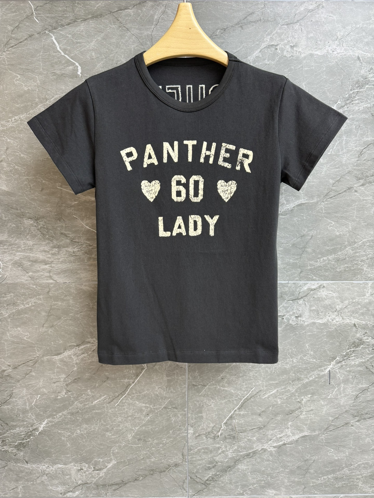 NO:737451,New styles for early spring are available. Valentino three-color T-shirt 2026 early spring series. Round neck design. Letter printing on chest + logo embroidery on back. Casual and fashionable. Imported pure cotton fabric. Comfortable and breathable. Slim fit. The upper body is slim and versatile. Complete trademarks. Sizes SML, valentino, tees, t-shirt,19860909早春新款上新啦 华伦天奴三色T恤 2026早春系列 圆领领口设计 胸前字母印花+后背logo刺绣图案 休闲时髦 进口纯棉面料 舒适透气 修身版型 上身显瘦又百搭 商标齐全 尺码SML,,valentino,tees，t-shirt,,Women's clothing