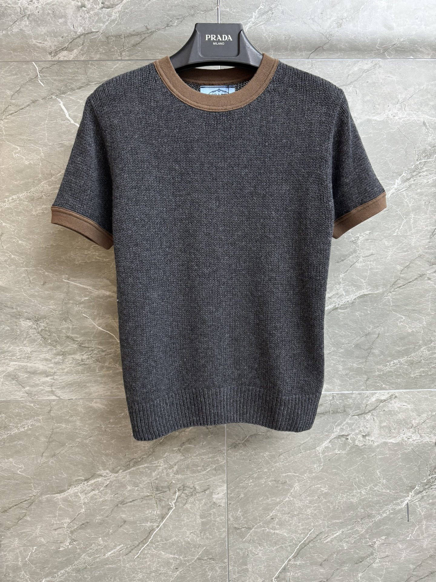 NO:737446,New style for early spring. P family cashmere knitted short-sleeved 2026 early spring series. Round neck contrasting color design. Triangular logo embellishment on the back. Casual, fashionable and high-end. Cashmere knitted fabric. Soft and comfortable. Normal fit. The upper body looks slim and elegant. Complete trademarks. Sizes: sml, T-shirt,19860909早春新款上新啦 P家羊绒针织短袖 2026早春系列 圆领撞色设计 后背三角徽标点缀 休闲时髦高级 羊绒针织面料 柔软舒适 正常版型 上身显瘦又气质 商标齐全 尺码sml,,T-shirt,,Women's clothing