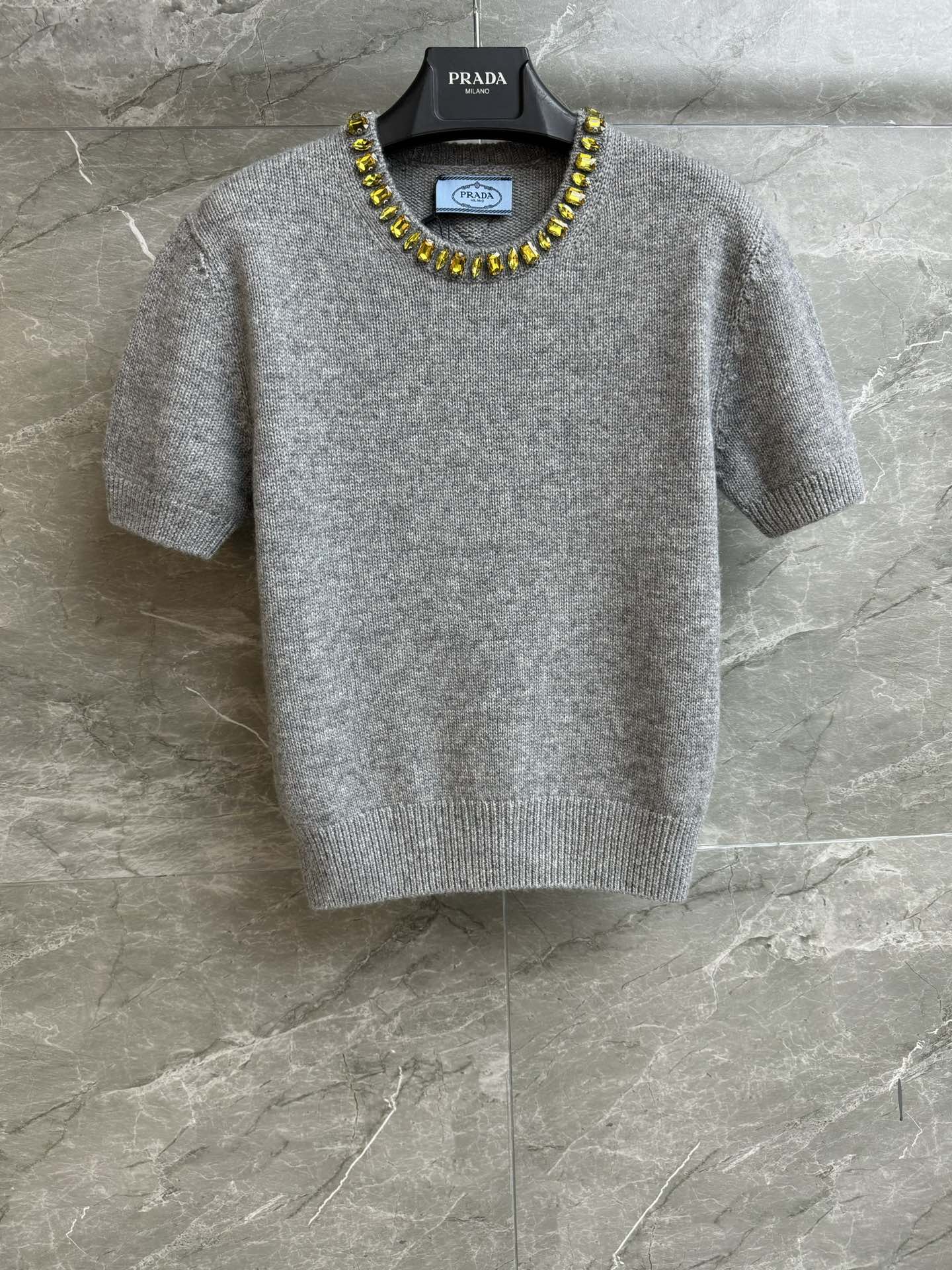 NO:737444,New style for early spring. P collar cashmere short sleeves. 2026 early spring series. Heavy rhinestone beading embellishes the neckline. Exquisite, fashionable and high-end cashmere knitted fabric. Soft, comfortable and skin-friendly. Normal fit. The upper body looks slim and elegant. Complete trademarks. Sizes SML, T-shirt,19860909早春新款上新啦 P家领钻羊绒短袖 2026早春系列 重工水钻钉珠装饰点缀领口 精致时髦高级 羊绒针织面料 软糯舒适亲肤 正常版型 上身显瘦又气质 商标齐全 尺码SML,,T-shirt,,Women's clothing