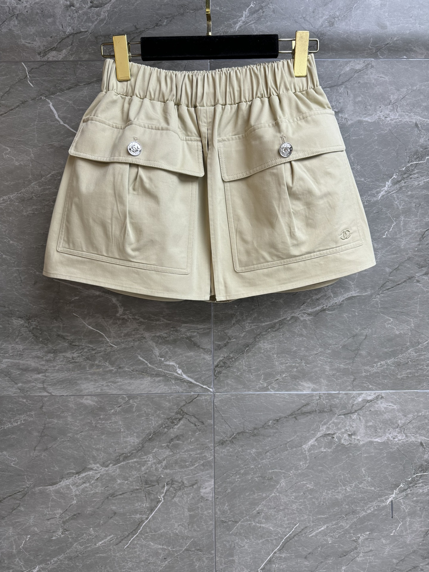 NO:738066,Spring and summer new styles are available. Chanjia beige work shorts 2026 spring and summer preview series. Elastic elastic waistband. Work style large pocket design. Double C embroidery pattern embellishment. Fashionable personality. Customized twill fabric. Stiff and stylish. Wide-leg shorts version. The upper body is slim and versatile. Complete trademarks. Sizes SML,,chanel,shorts,19860909春夏新款上新啦 香家米色工装短裤 2026春夏预告系列 松紧弹力腰头 工装风大口袋设计 双C刺绣图案点缀 时髦个性 定制斜纹棉布面料 挺括有型 阔腿短裤版型 上身显瘦又百搭 商标齐全 尺码SML,,chanel,shorts,,Women's clothing