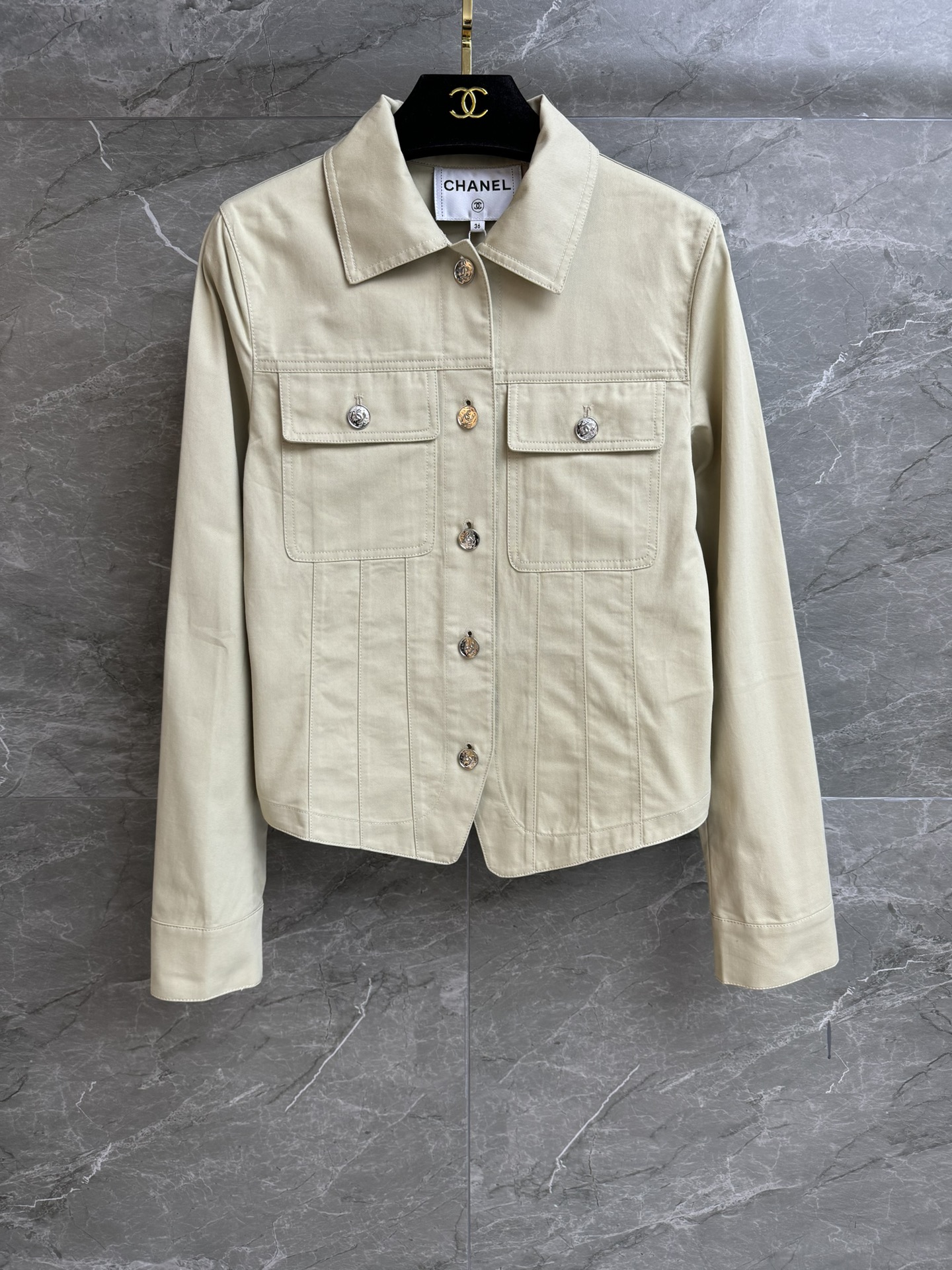 NO:738089,Spring and summer new styles are available. Chanel beige work jacket 2026 spring and summer preview series. Single-breasted lapel design. Double C button decoration. Work style beige color. Casual and fashionable personality. Customized imported cotton fabric. Comfortable and crisp. Slim fit. The upper body is slim and versatile. Complete trademarks. Sizes SML, chanel, jackets & coats,19860909春夏新款上新啦 香家米色工装外套 2026春夏预告系列 翻领单排扣设计 双C纽扣装饰点缀 工装风米色配色 休闲时髦个性 定制进口棉质面料 舒适挺括 修身版型 上身显瘦又百搭 商标齐全 尺码SML,,chanel,jackets & coats,,Women's clothing