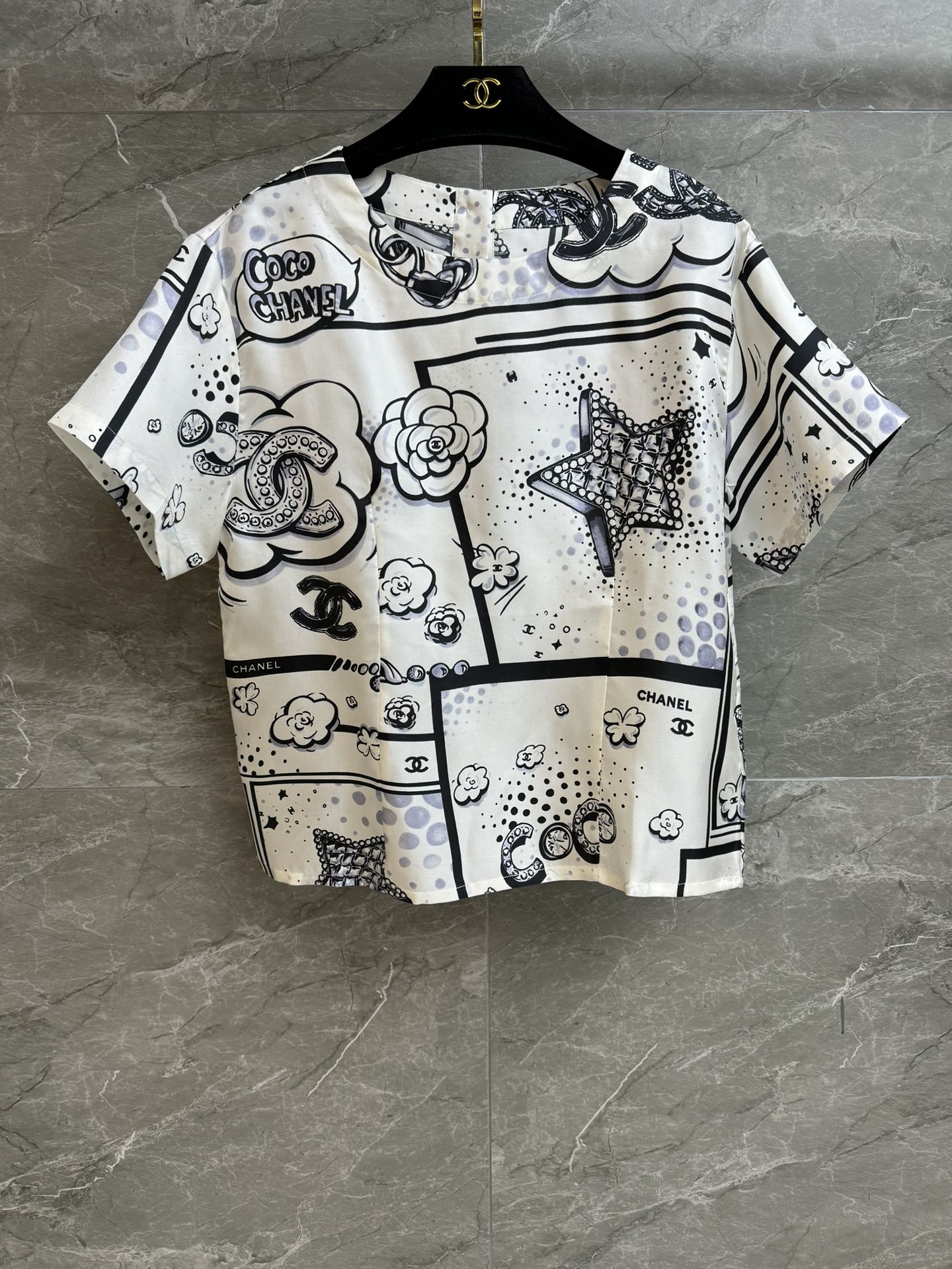 NO:750244,Autumn and winter new styles have been shipped. Xiangjia printed silk short-sleeved 2025 autumn and winter series. Round neck design. Star camellia logo printing pattern. Fashionable and advanced color matching. Customized silk fabric. Silky, comfortable and skin-friendly. Loose fit. The upper body looks slim and elegant. Complete trademarks. Sizes SML, chanel, T-shirt, real silk,19860909秋冬新款出货啦 香家印花真丝短袖 2025秋冬系列 圆领领口设计 星星山茶花logo印花图案 配色时髦高级 定制真丝面料 丝滑舒适亲肤 宽松版型 上身显瘦又气质 商标齐全 尺码SML,,chanel,T-shirt,real silk,,Women's clothing